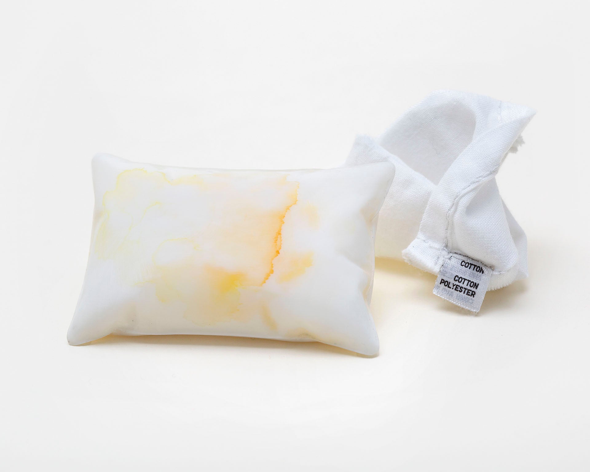 베개 [begae] (Pillow) is a brooch
