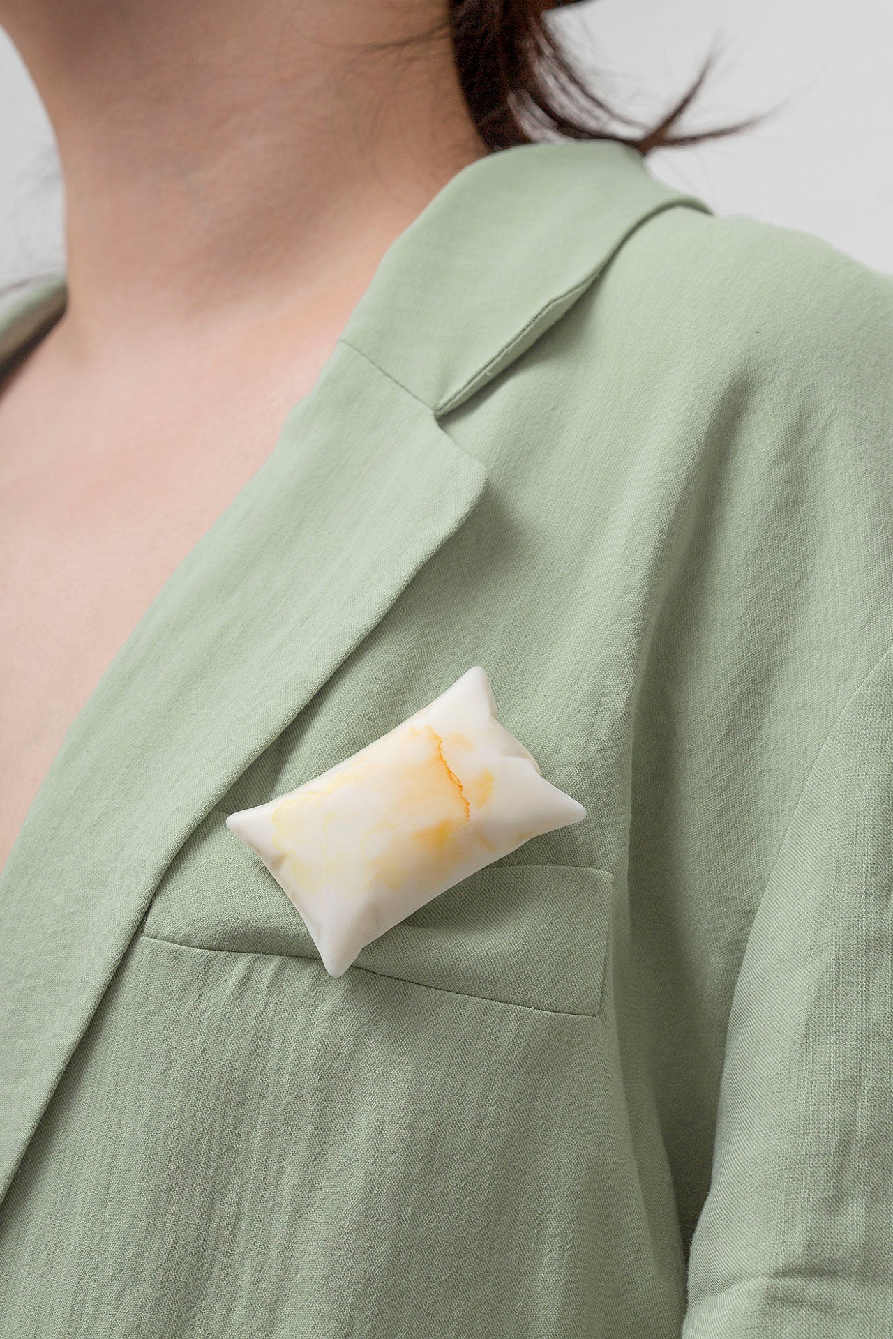 베개 [begae] (Pillow) on body 