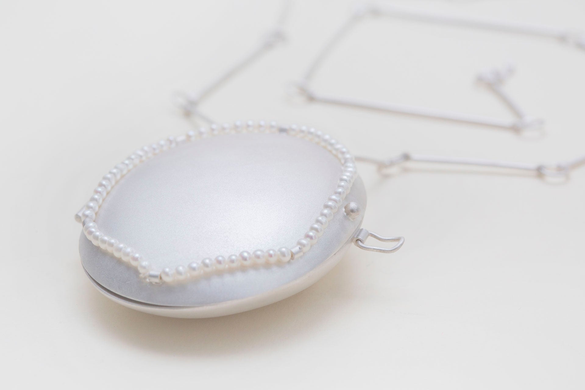 22.5431° N, 114.0579° E is a locket necklace, this is the front view.