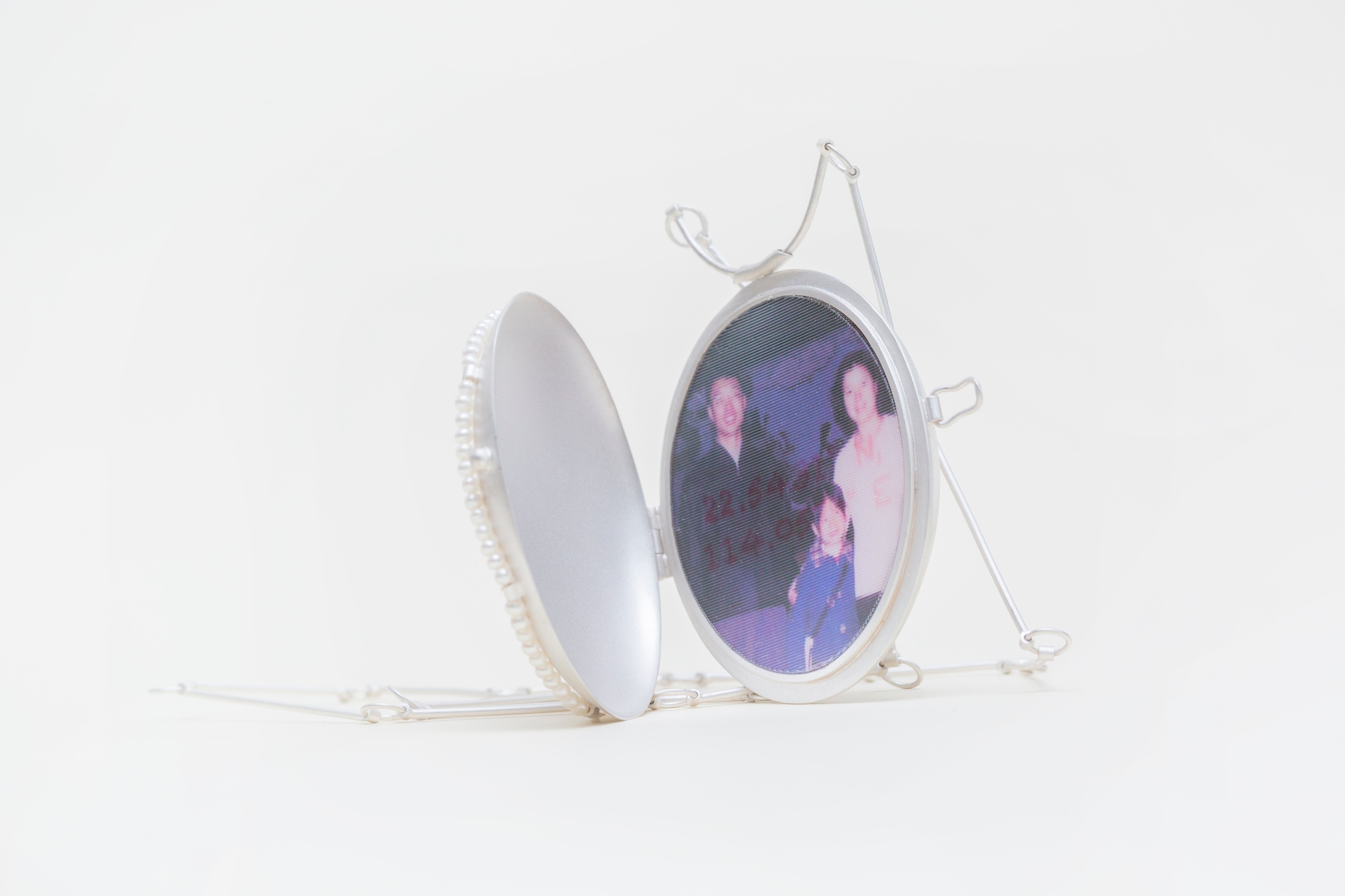 22.5431° N, 114.0579° E is a locket necklace, this is the open view.