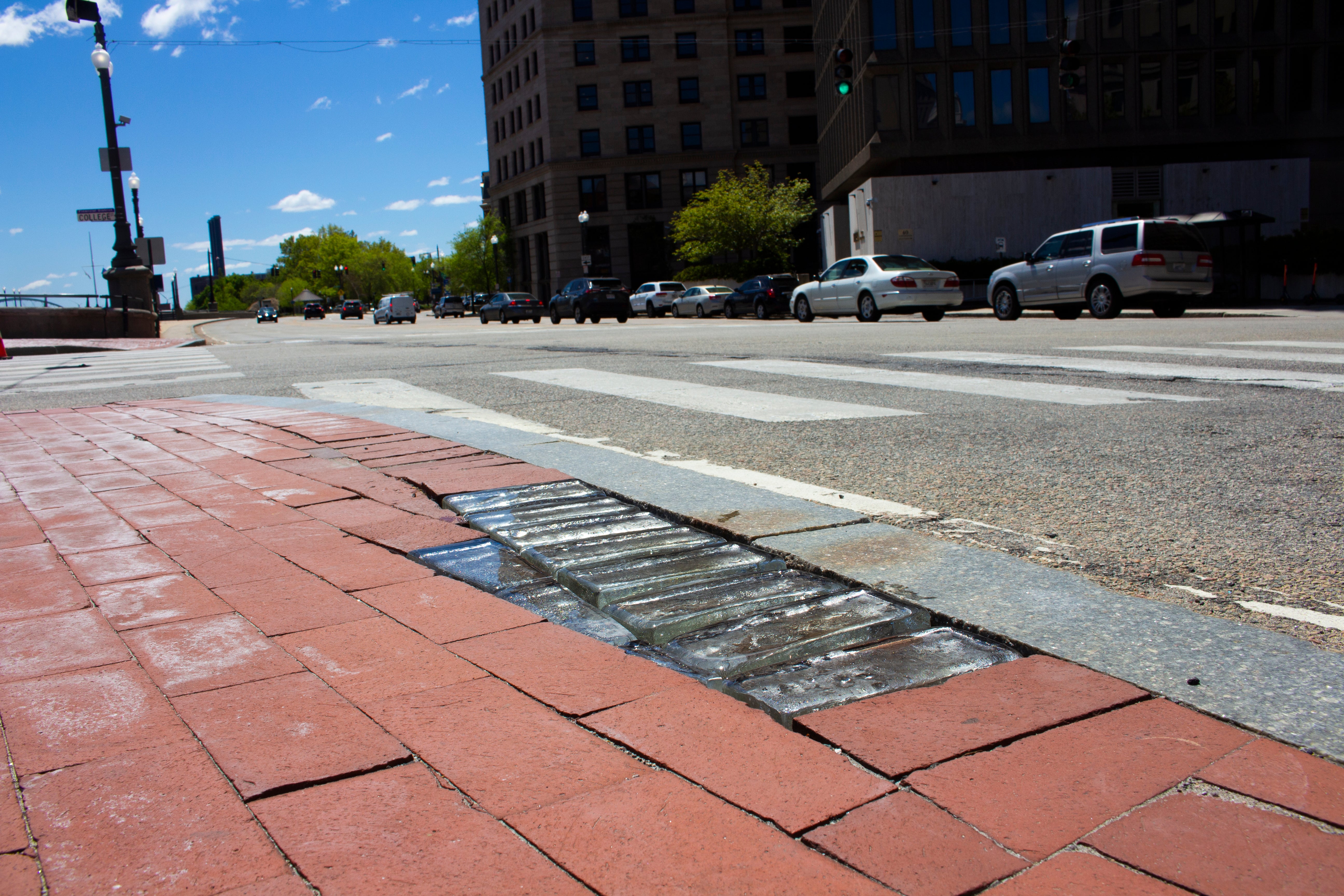 Glass bricks are installed in the gaps where the bricks are lost