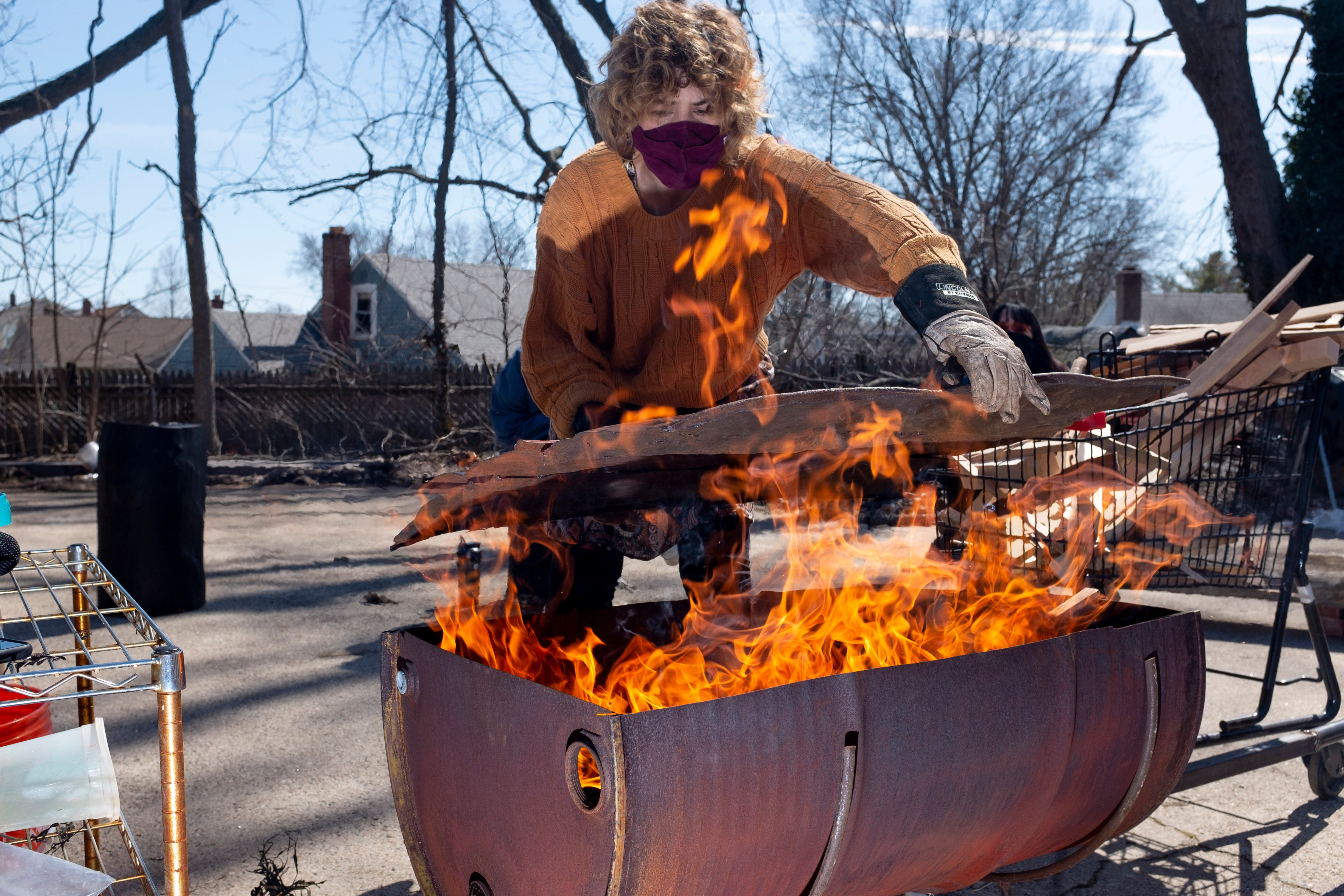 Hot Talks, covering the pit