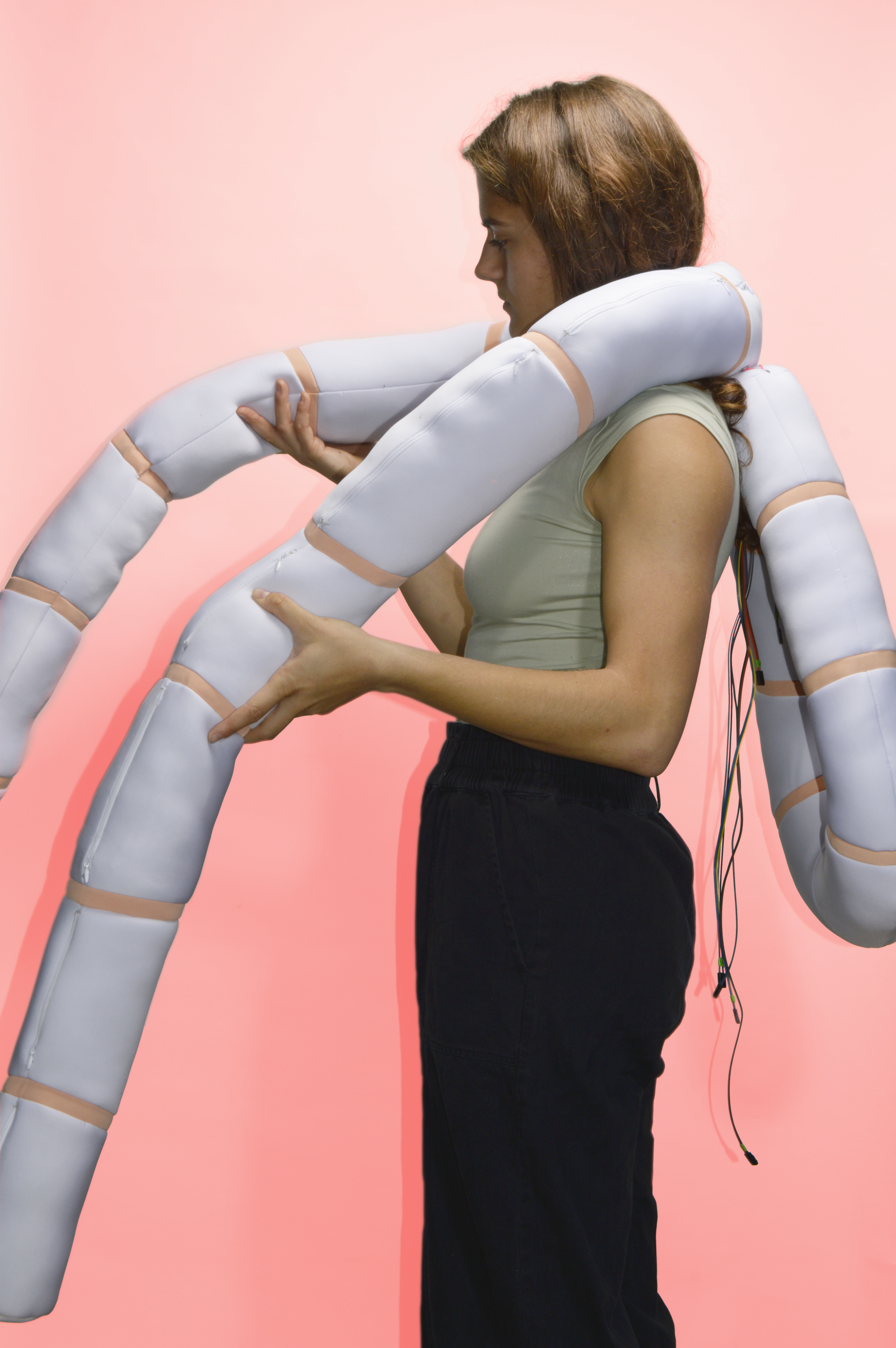 Color photograph, full body image with a girl looking at Nudo in pink background