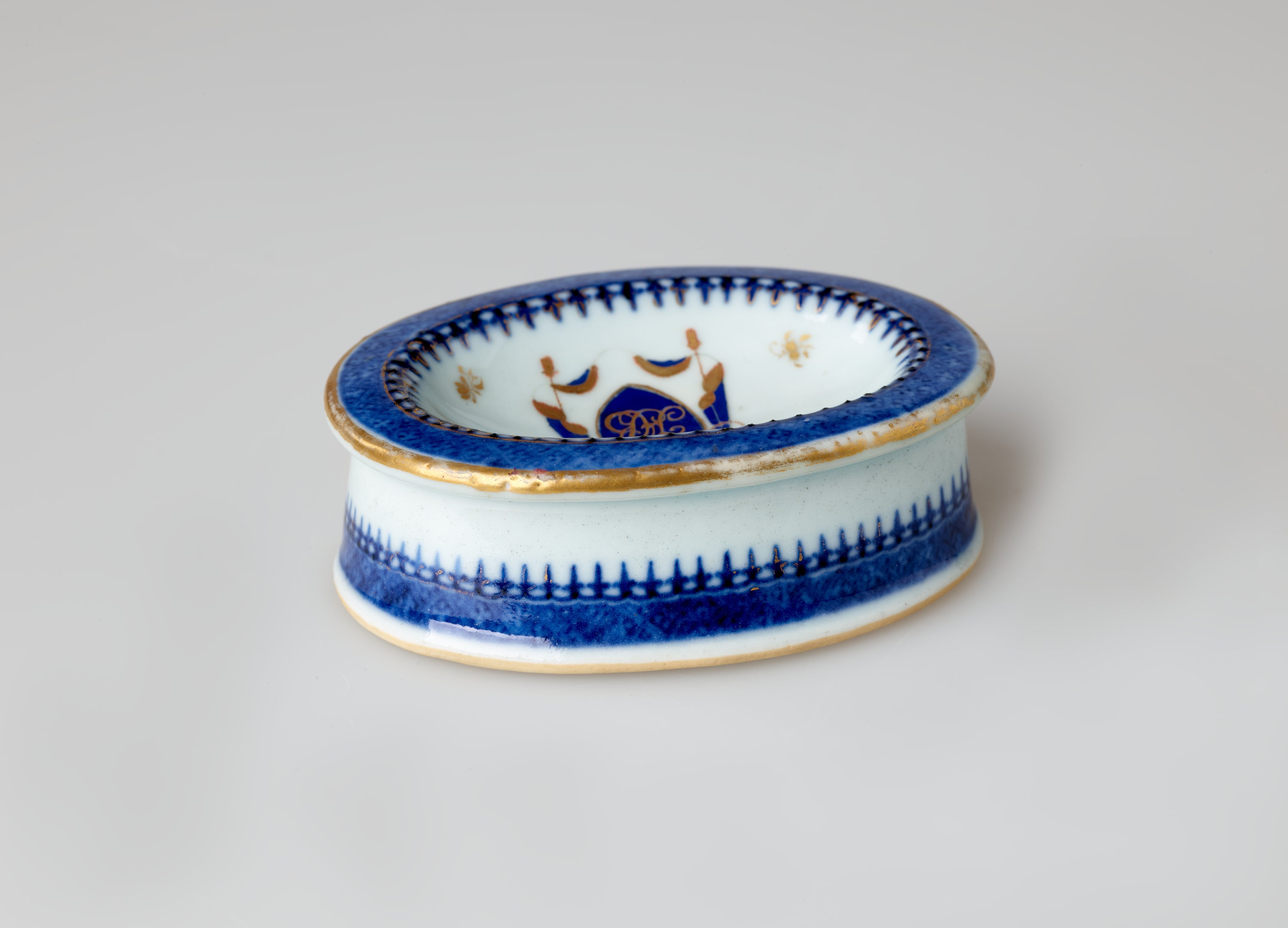 /An%20oval%20porcelain%20white%20salt%20container%20with%20blue%20and%20gilded%20decorations.%20