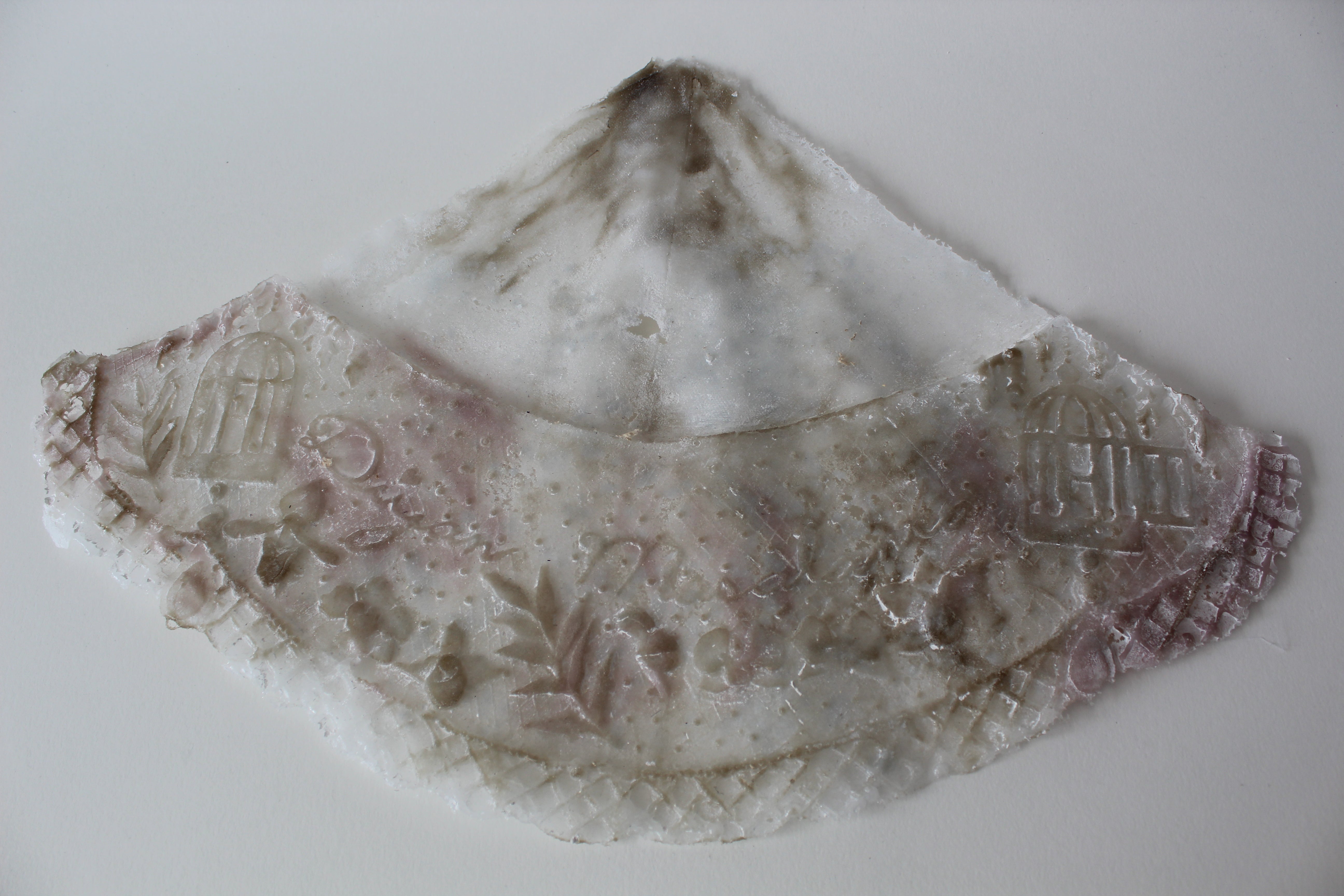 Thin glass piece with flowers and the words "Diyan Masalanta" on it.