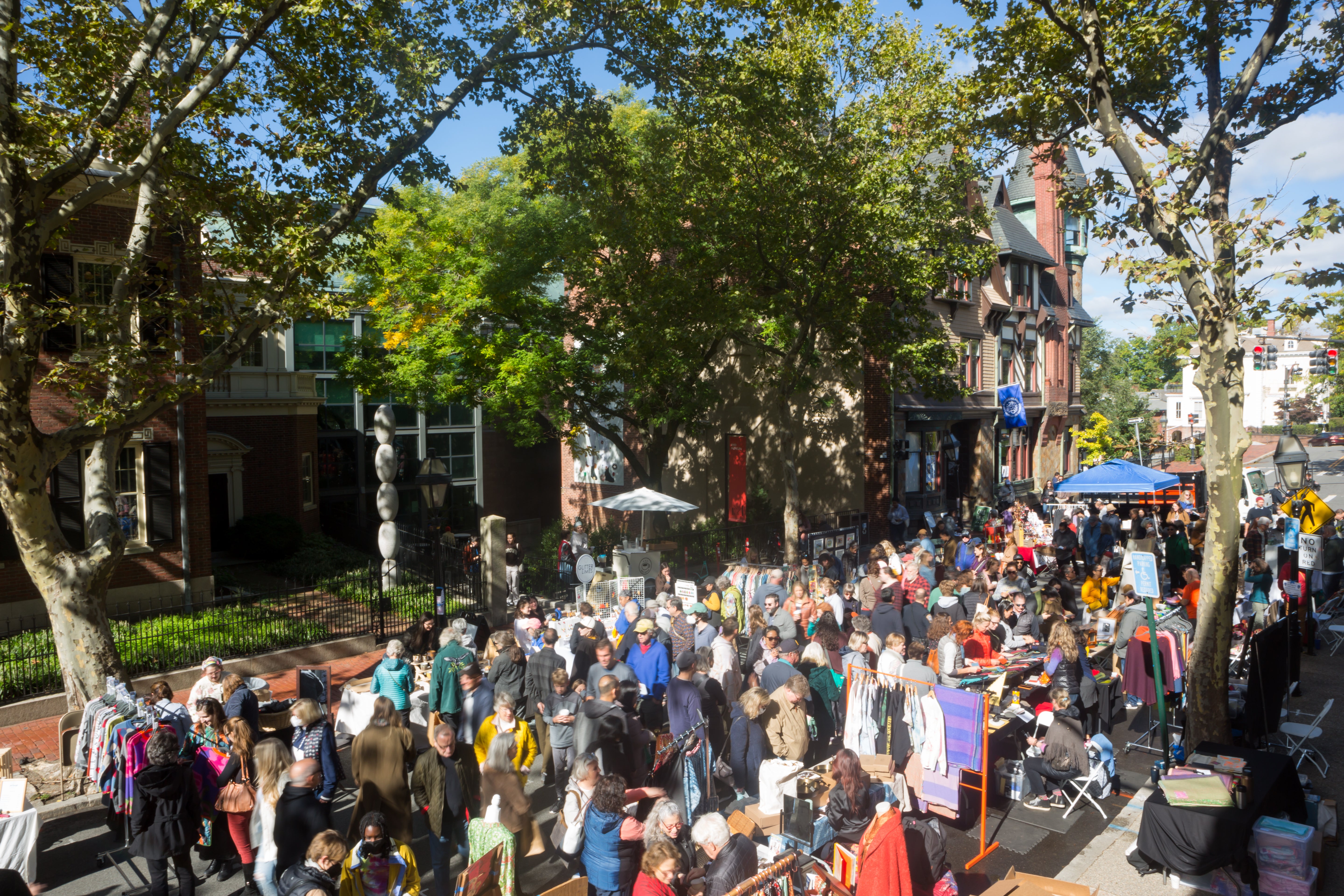 /A%20crowd%20of%20people%20fill%20a%20street%20for%20a%20sidewalk%20craft%20sale%20in%20front%20of%20the%20Benefit%20Street%20entrance%20of%20the%20RISD%20Museum.