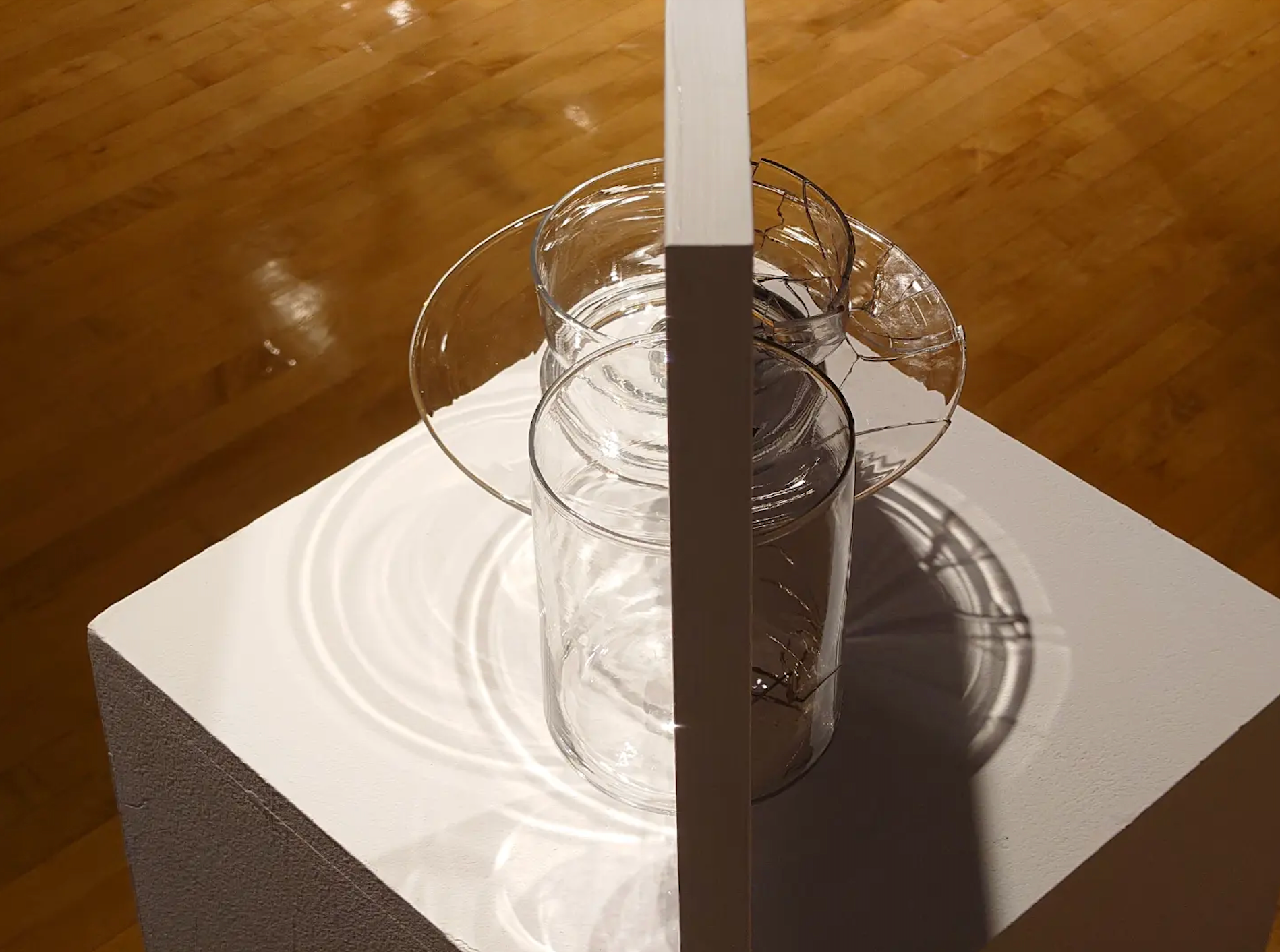 Top view of the mirror with halved vessels featuring the flawless halves of on the frontside and the cracked on the backside.