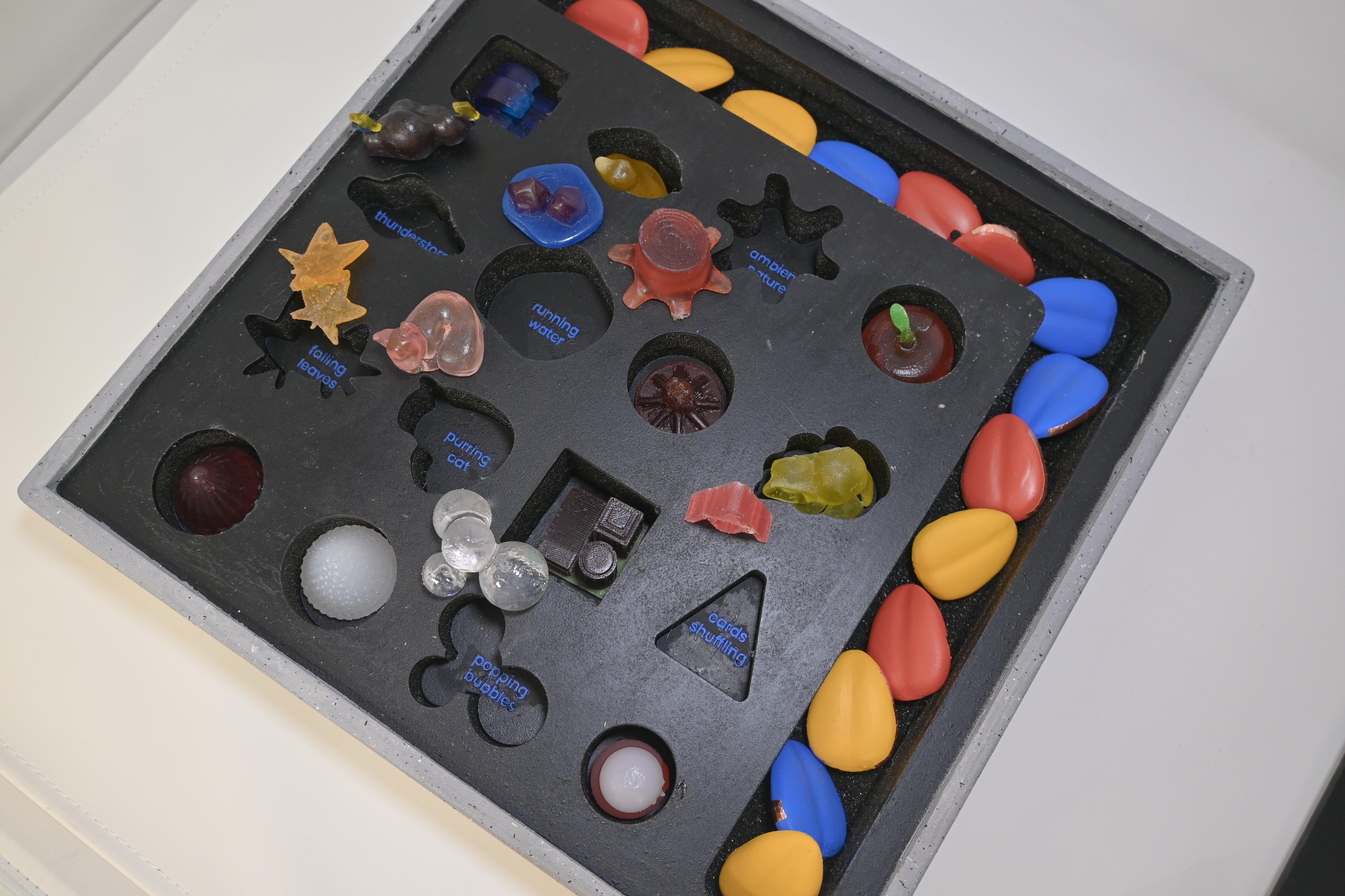 Inner packaging of pick-and-place objects and colored leaves.