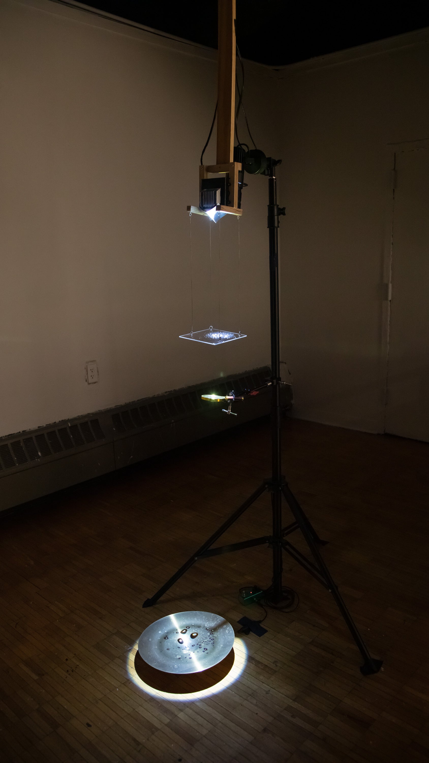 Installation of system that projects condensed water droplets onto the surface of cymbal