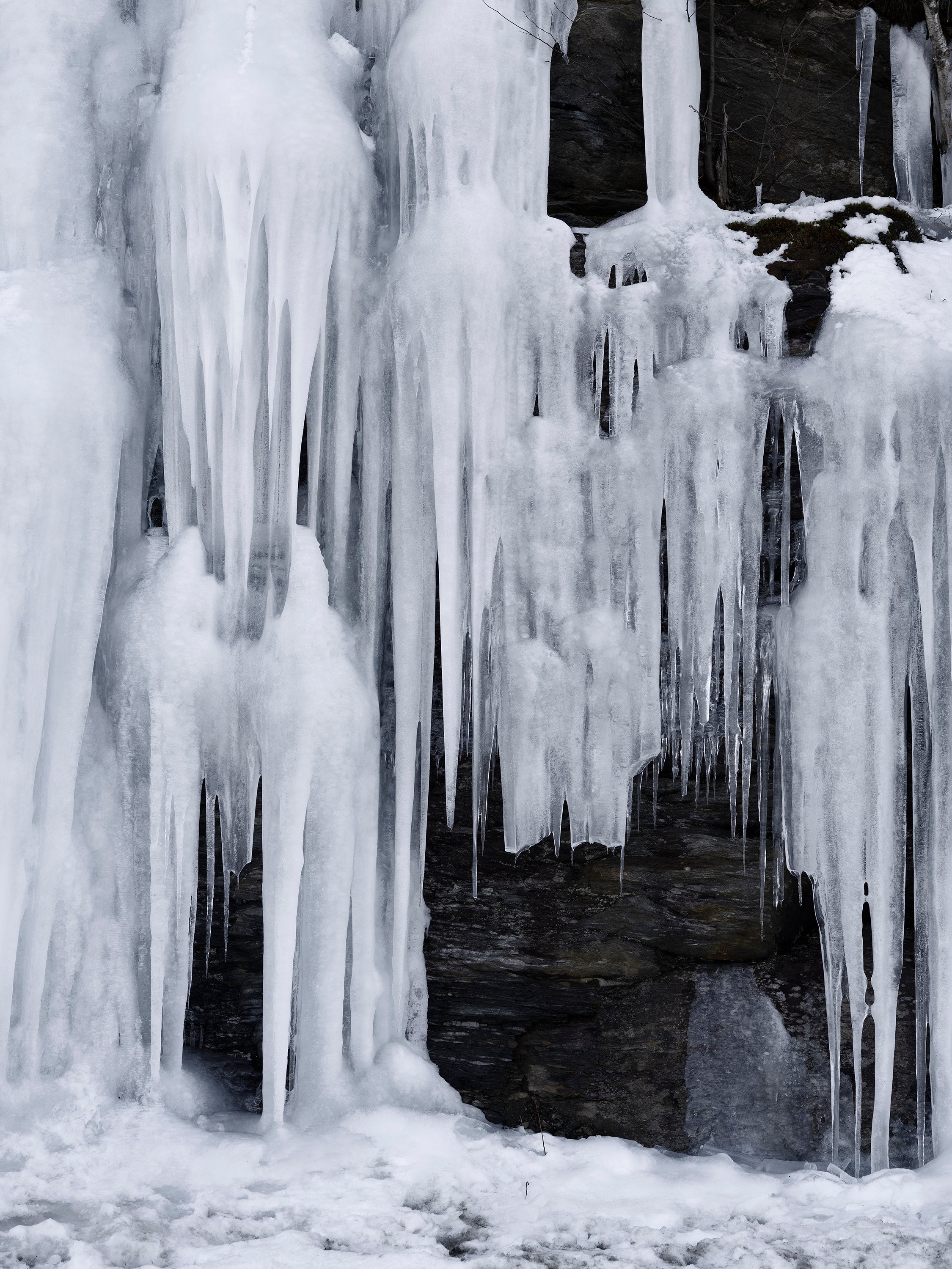 /Icicles%20under%20the%20cliff.