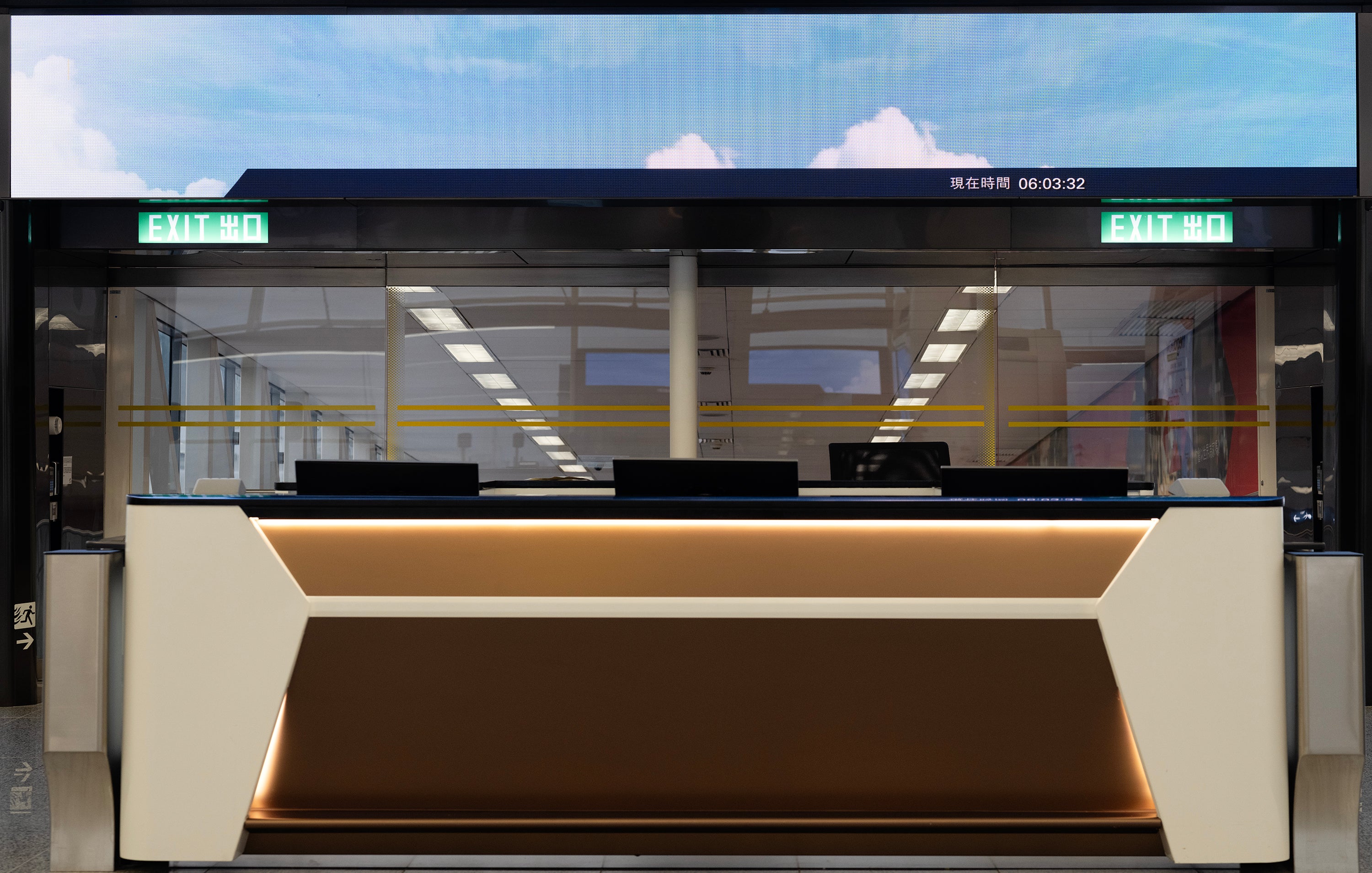 /Hong%20Kong%20international%20airport%20terminal%201%20gate%20counter.