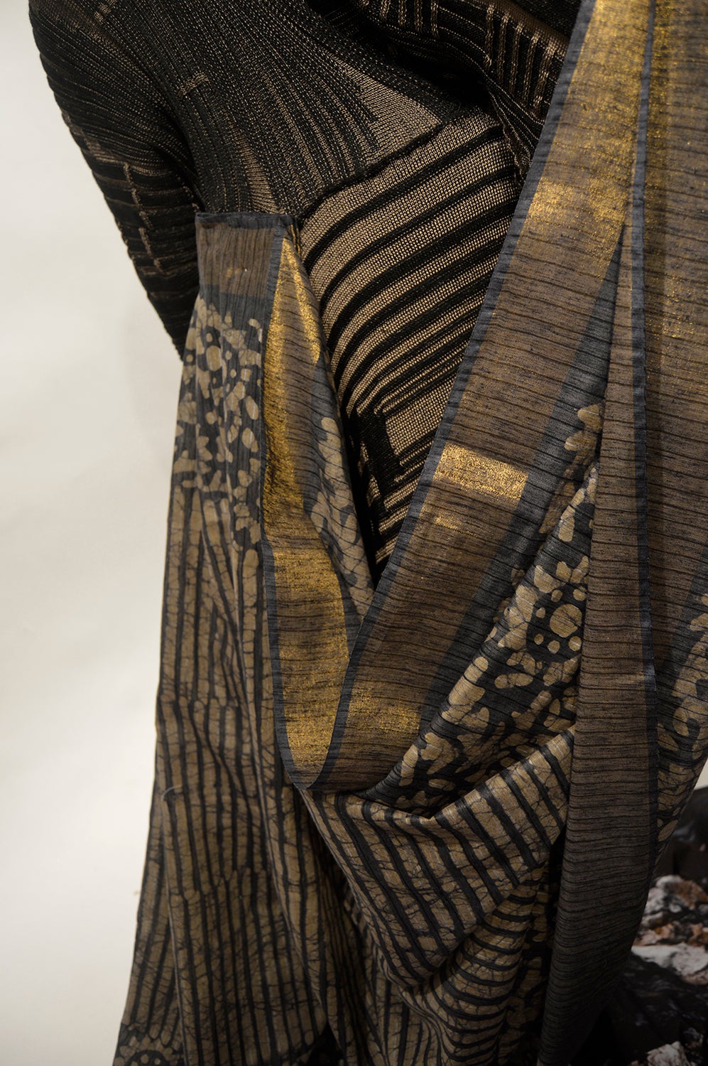 /The%20details%20of%20the%20pleated%20sari%20communicate%20with%20the%20rib%20structure%20of%20the%20knit%20fabric.