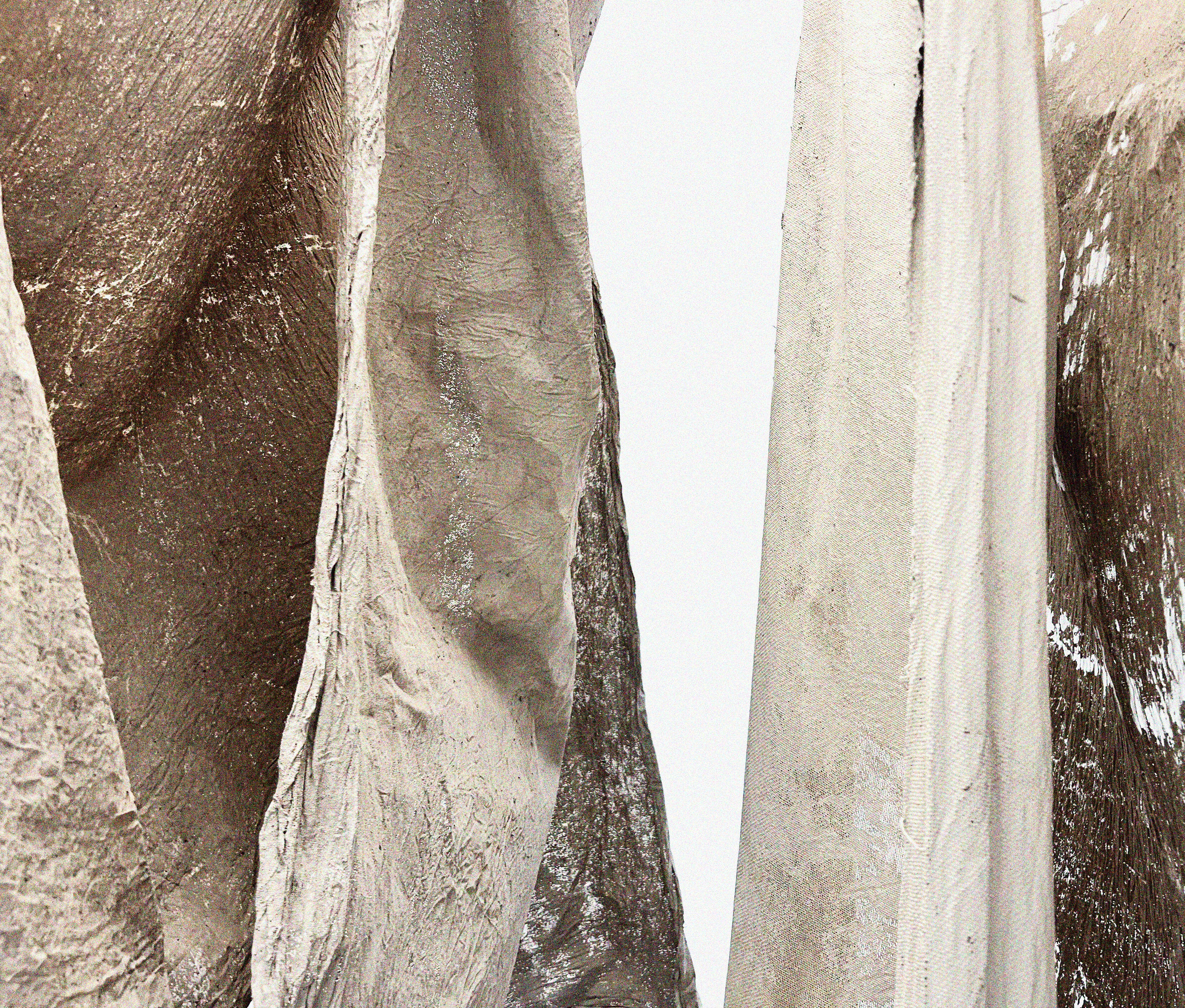 Projection, channel, and glass pieces organized in a multimedia installation