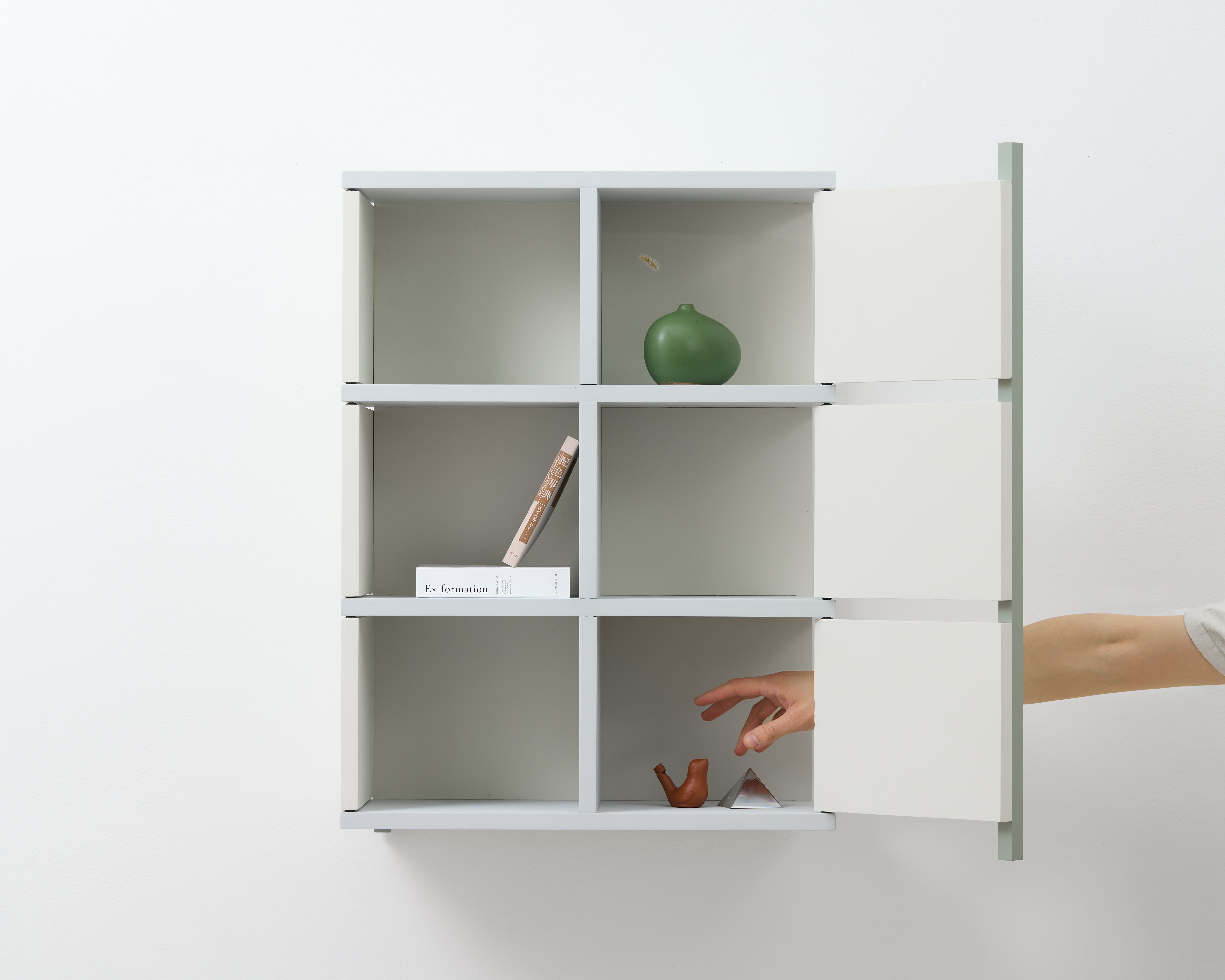 Cabinet where doors and shelves complete one another