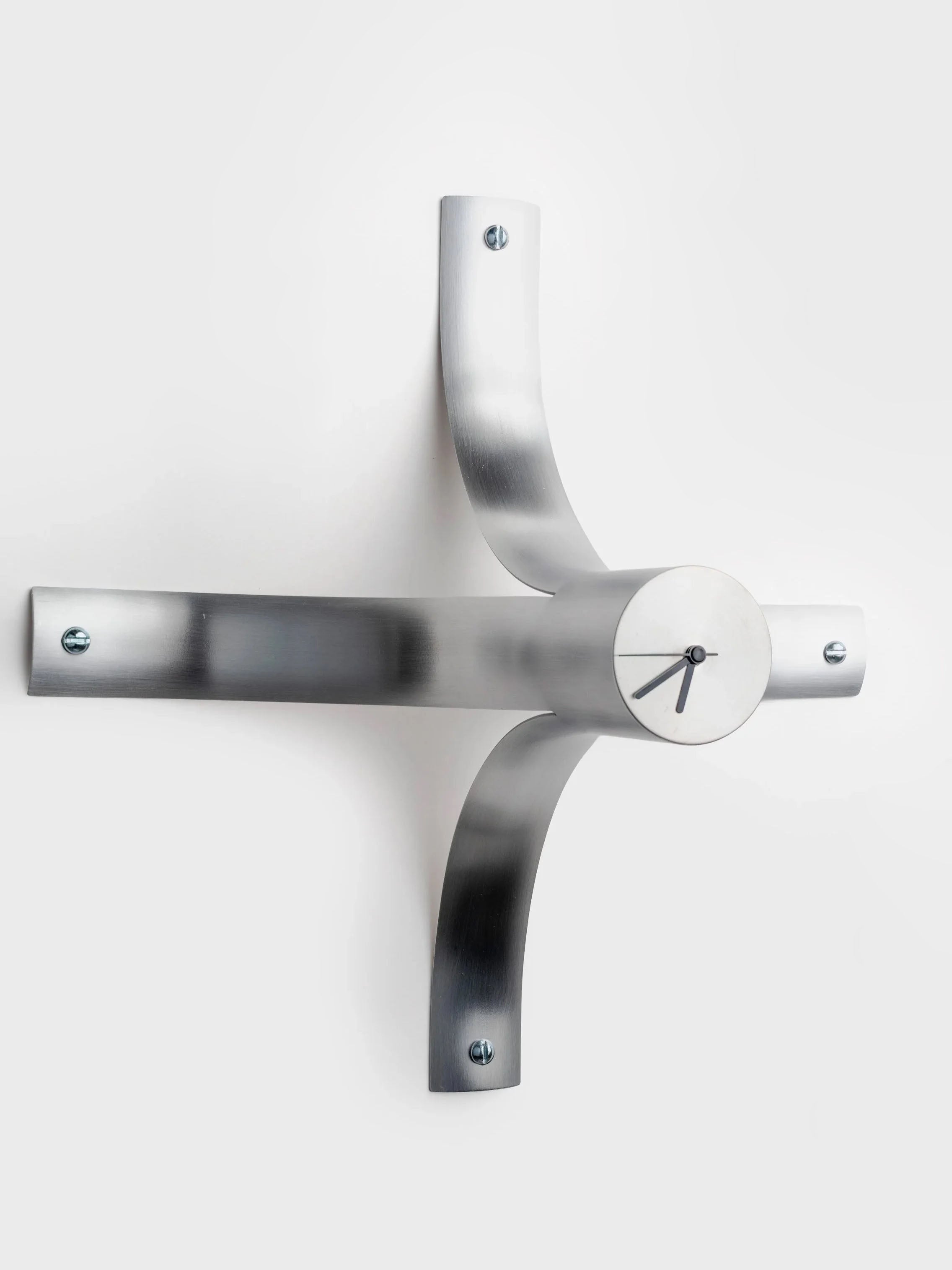 Aluminum tube split in 4 and bent which creates its time markers. 