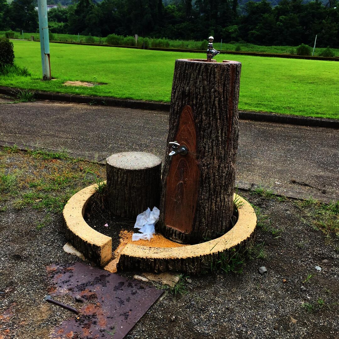 Drinking fountain made to look like a tree stump