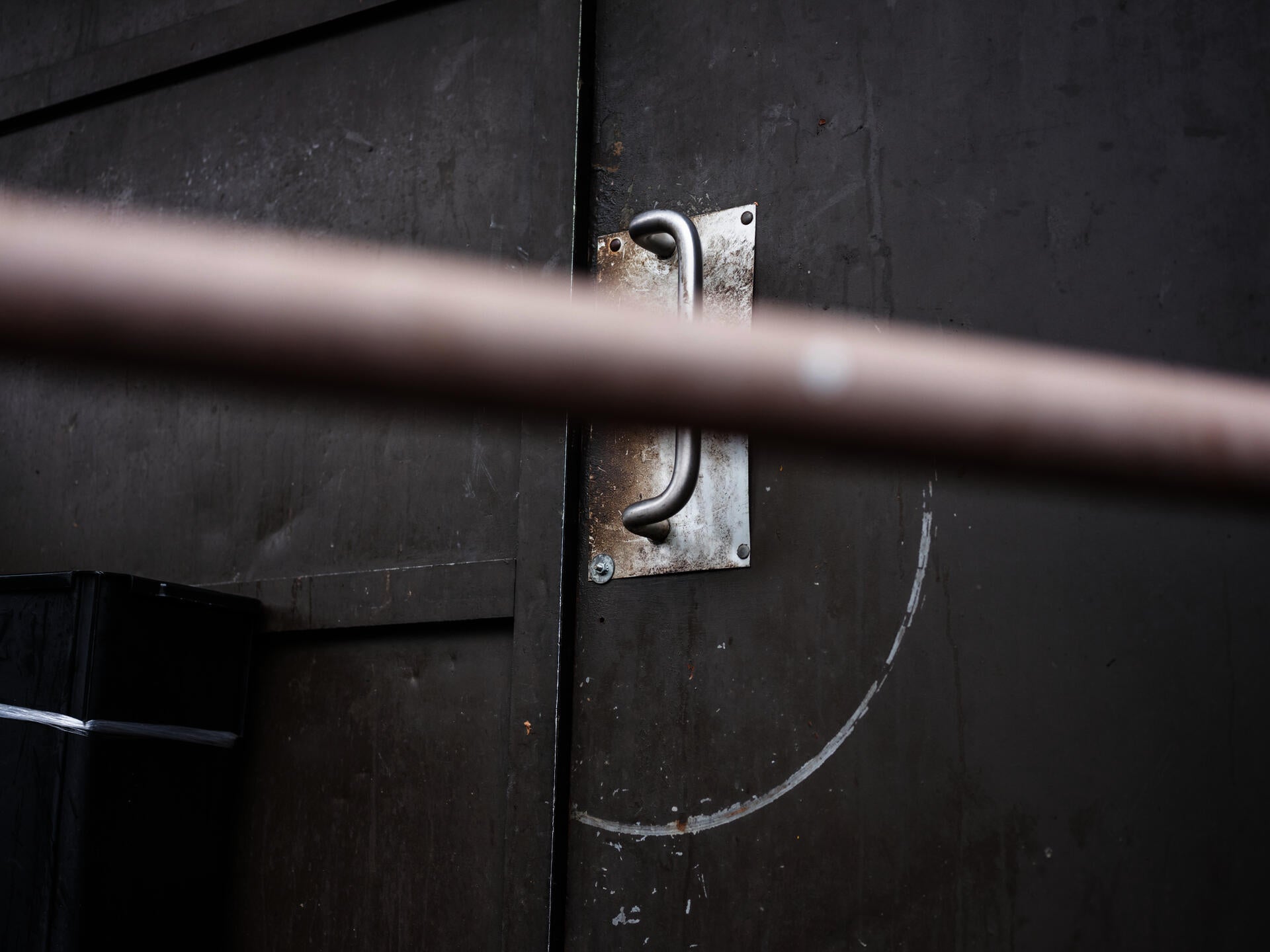 door pull with scratch and railing