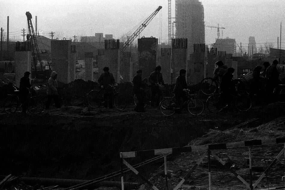 After going through various historical periods, especially after the construction of the Beijing subway, there are very few city gates and walls left in Beijing The picture shows the Dongzhimen overpass under construction in 1987. Photography: Guo Jianshe