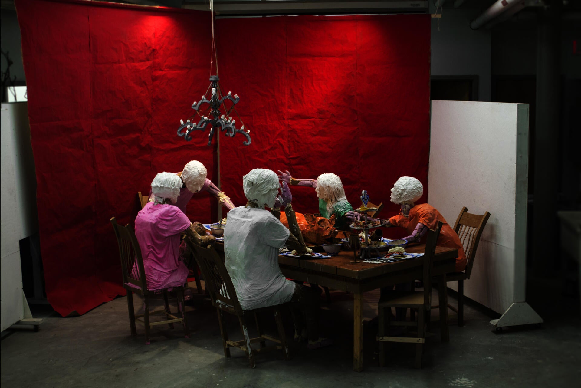 Installation of a group of people around a dinner table