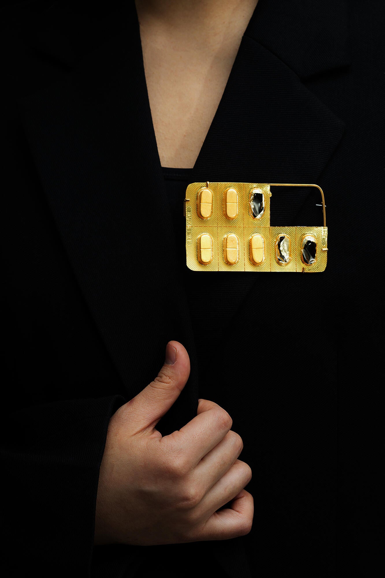 detail photo4. Brooch on the body