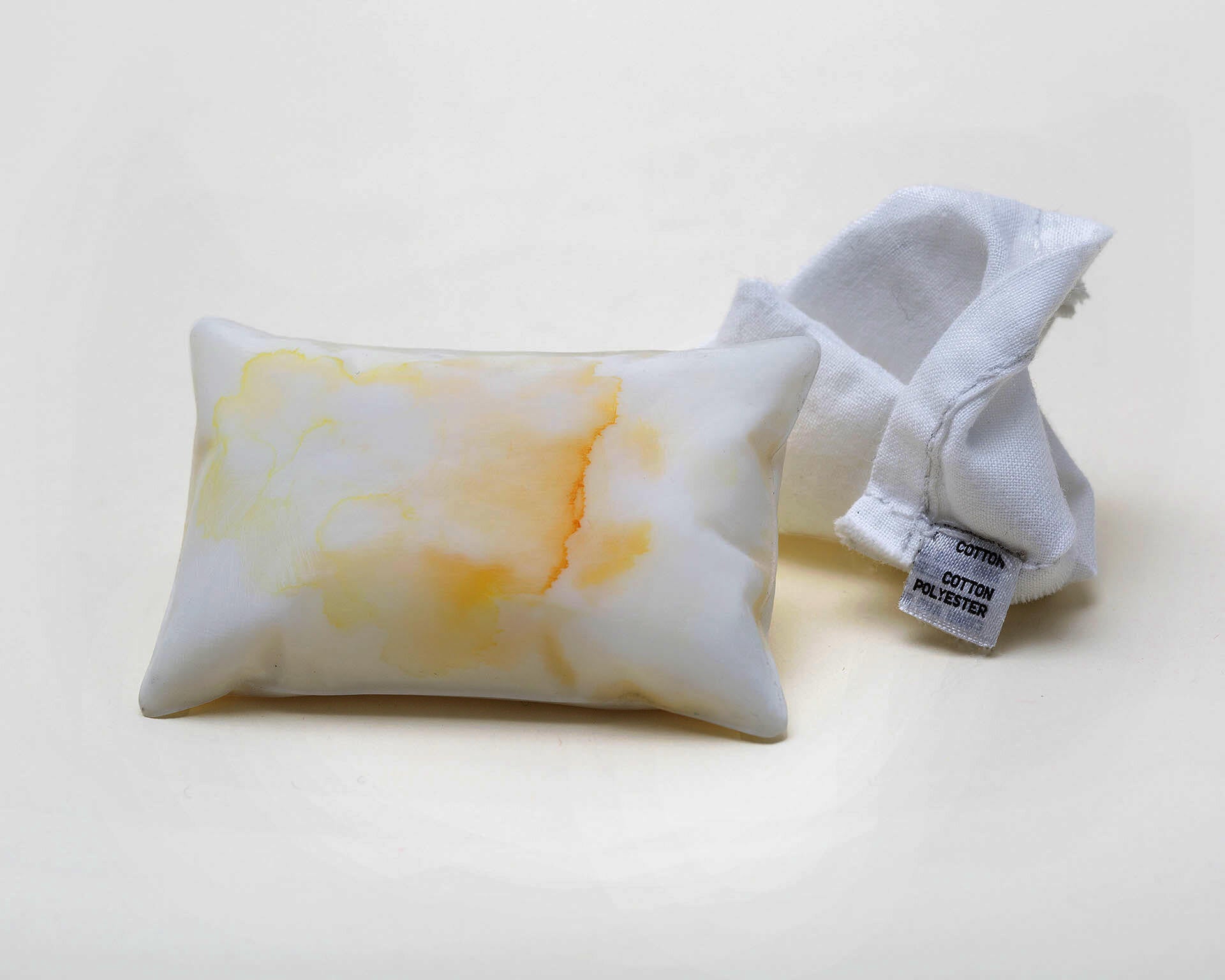 베개 [begae] (Pillow) is a brooch