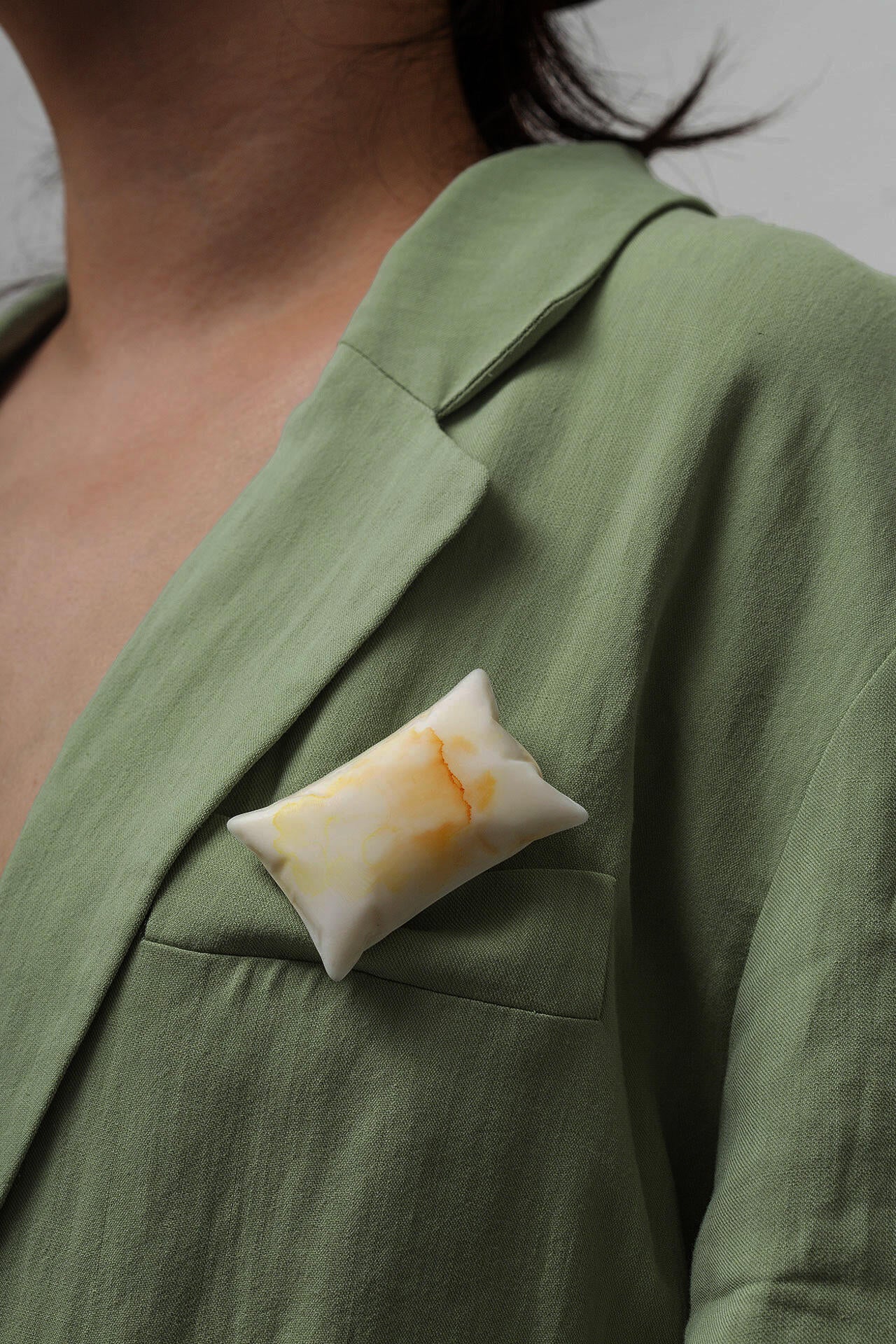 베개 [begae] (Pillow) on body 