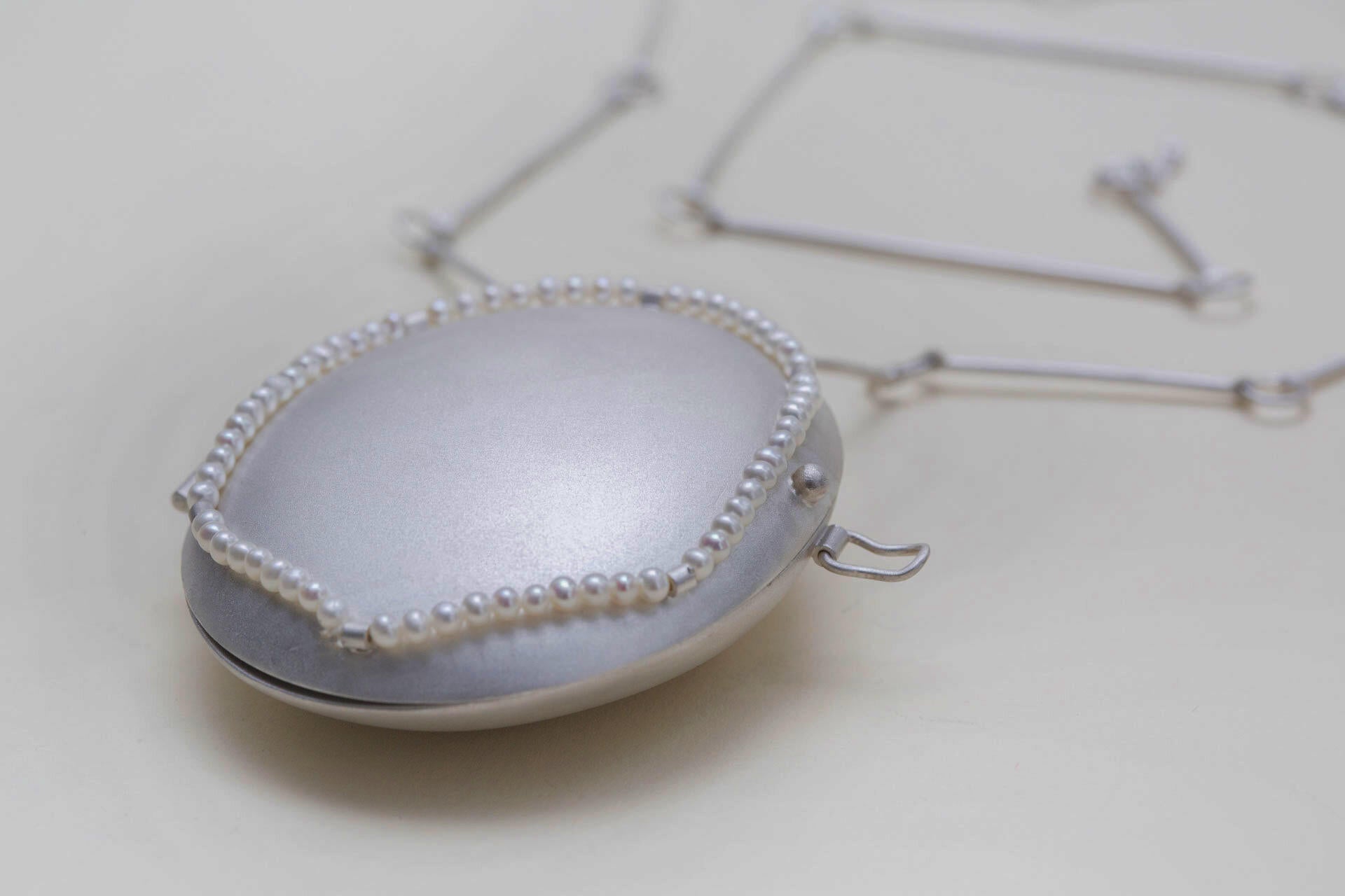 22.5431° N, 114.0579° E is a locket necklace, this is the front view.