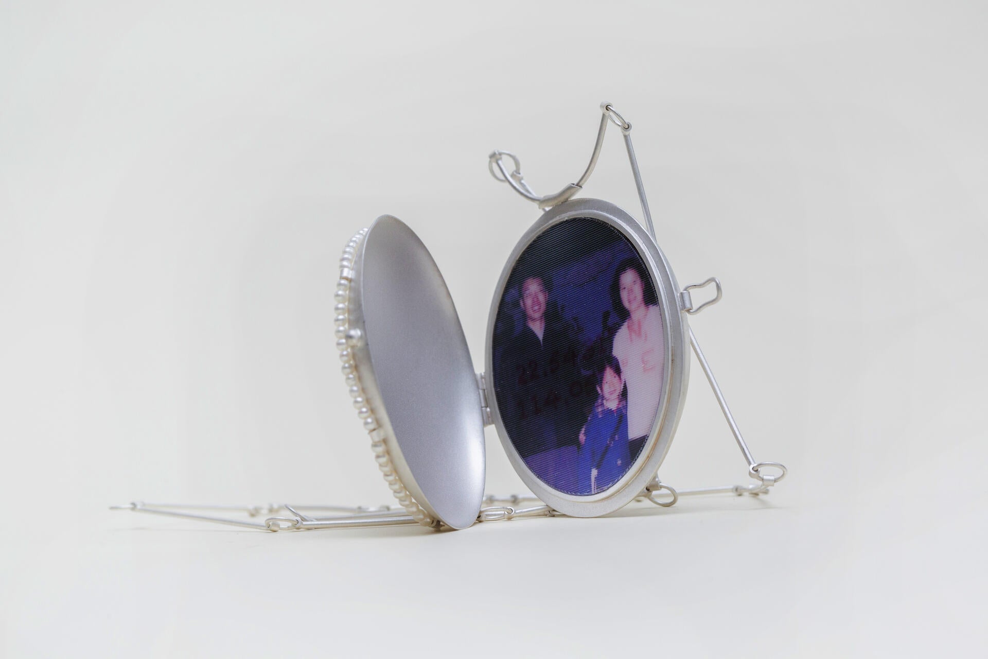 22.5431° N, 114.0579° E is a locket necklace, this is the open view.