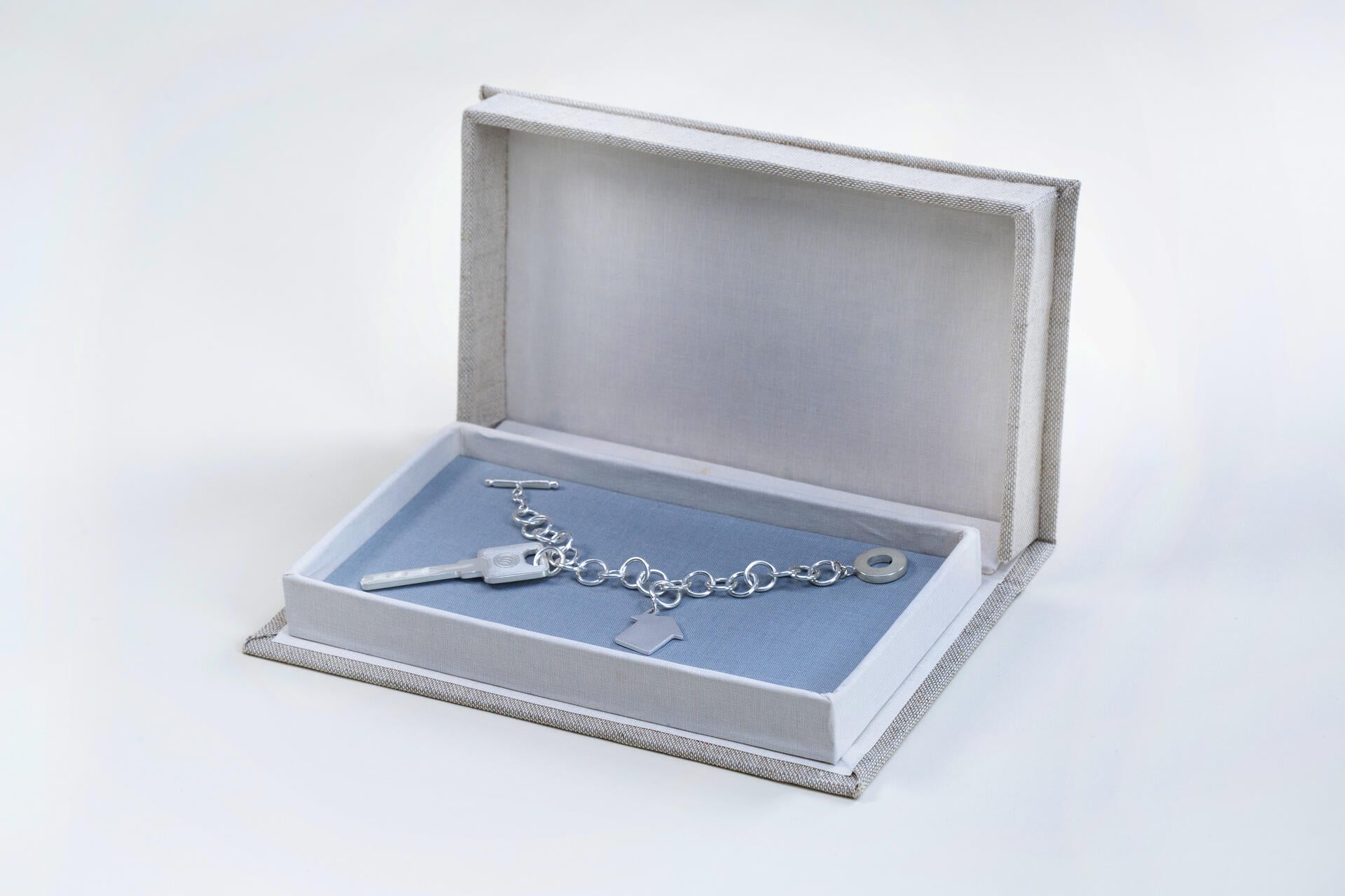 邮编435000 (Please return to 435000) is a bracelet encased in a handmade clamshell box