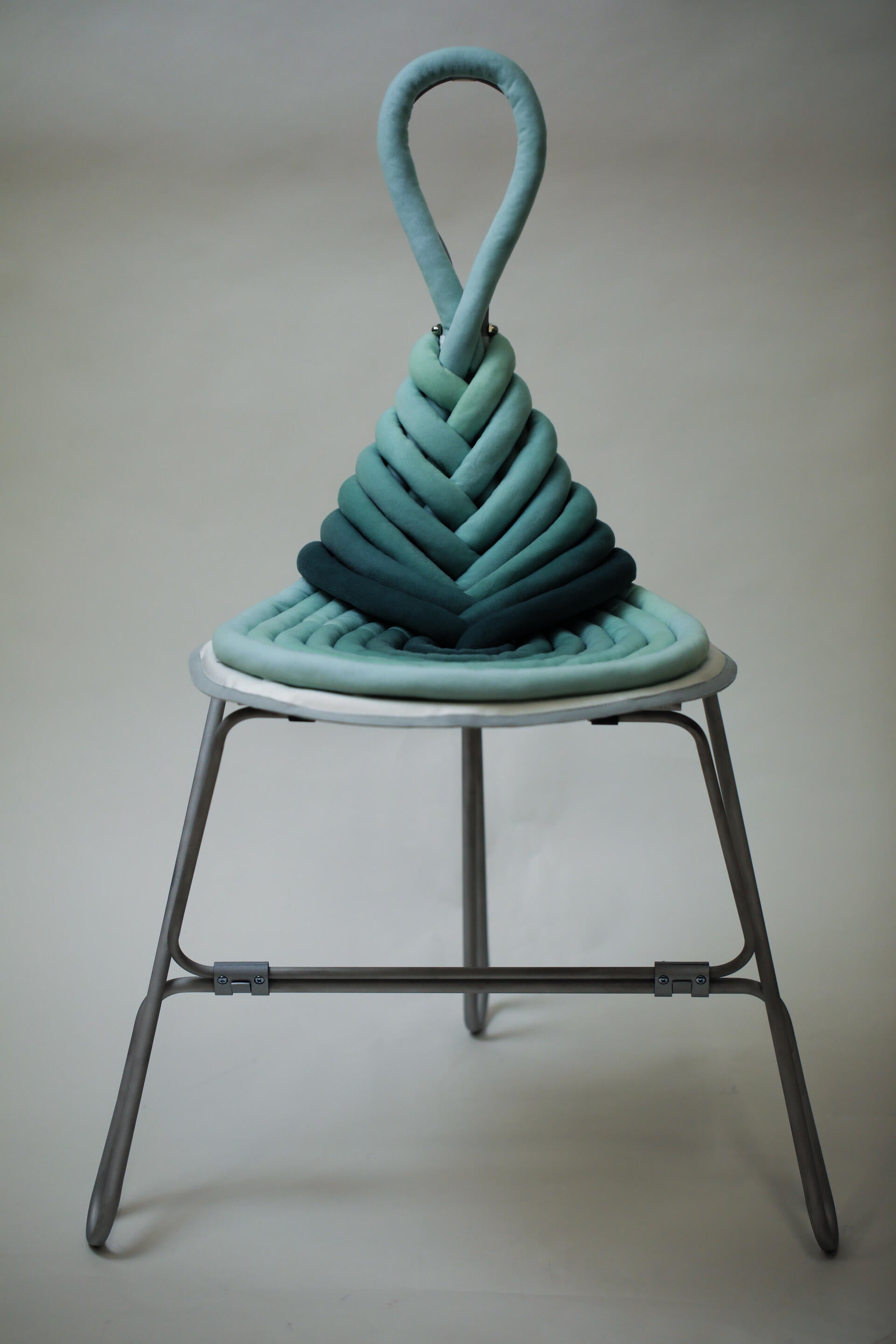 Green knot folding chair front view