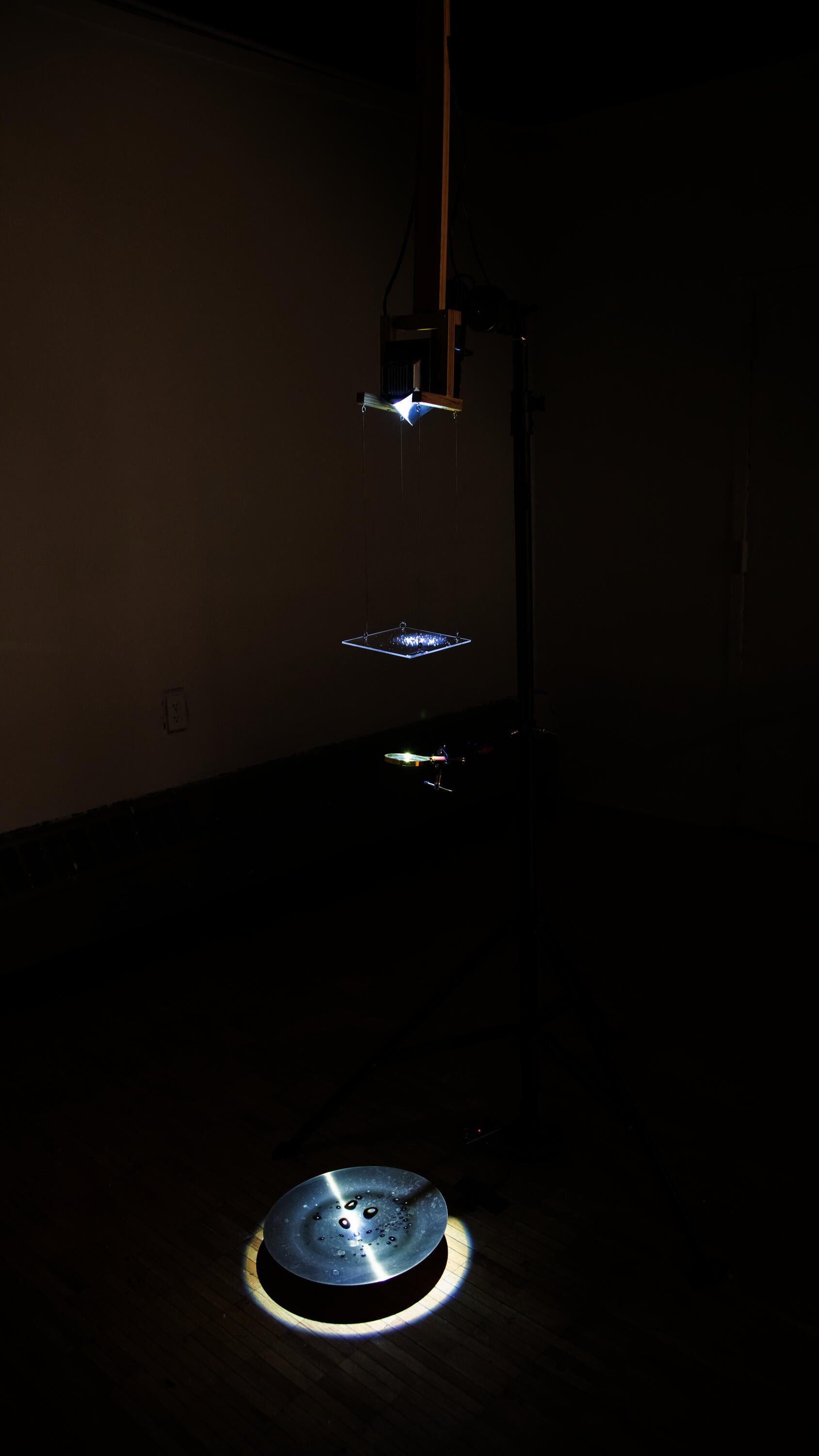Installation of system that projects condensed water droplets onto the surface of cymbal