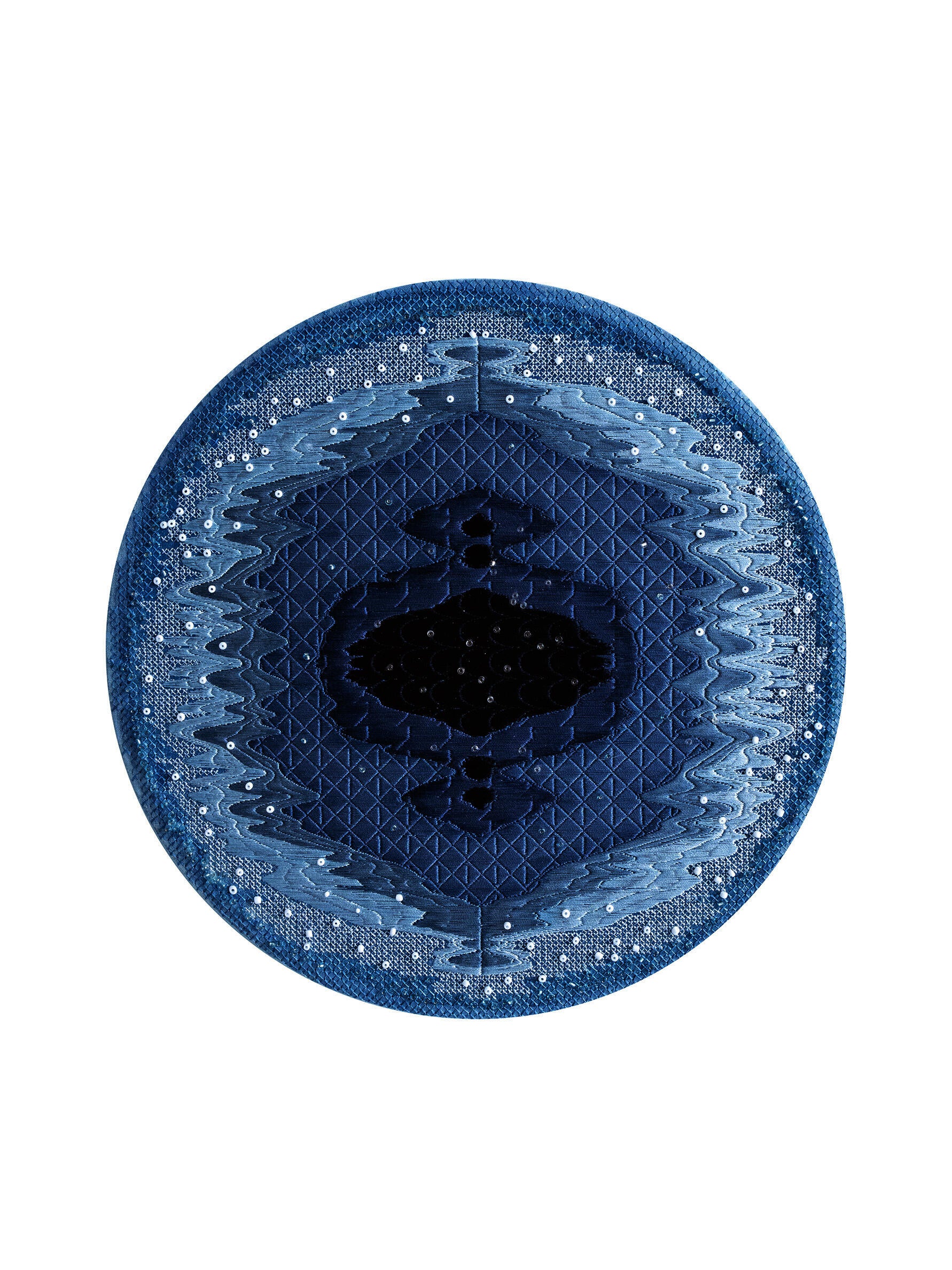 On a round cotton cloth dyed blue, I used embroidery and beadwork to make a blue pattern that looks a little like a reflection in a cup and a little like a cross-sectional shape of the earth.