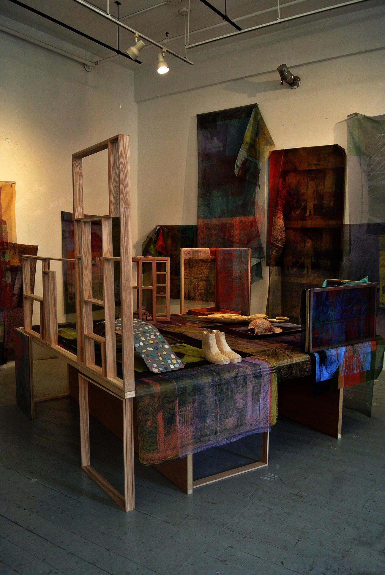 Objects and Apparitions: A Portable Museum, is a three-dimensional printmaking collection containing both monochromatic and chromatic memories regarding belongings from nomadic lives.