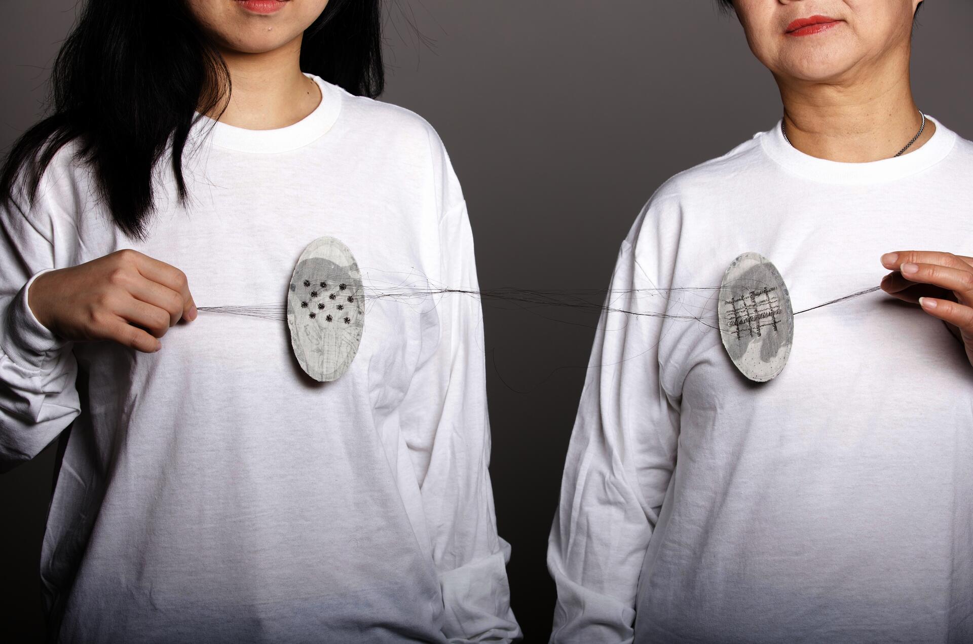 Diptych brooch worn by the mother and the daughter, pulling and pushing the hair in between them. (by Cloris Ding, 2023.)