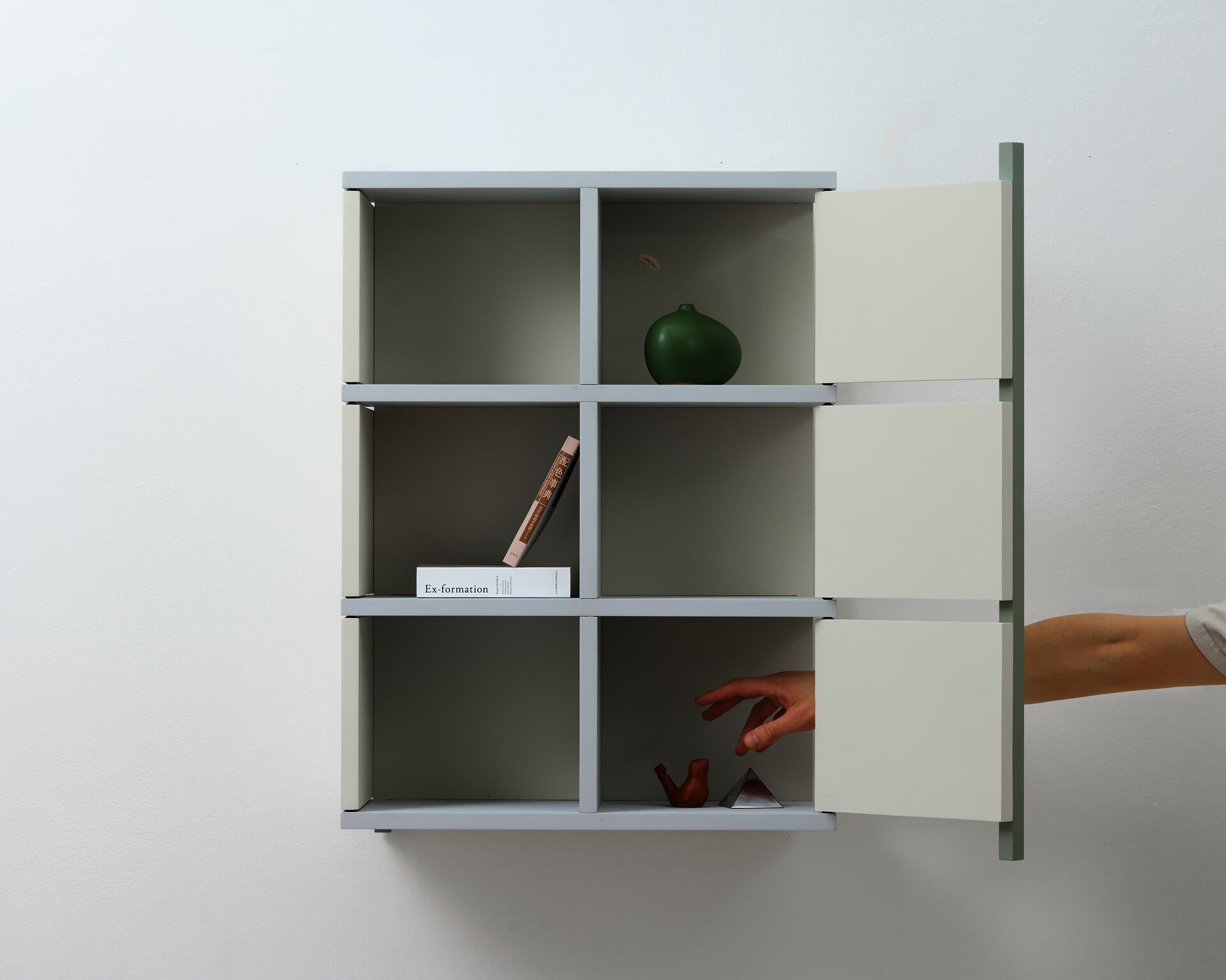 Cabinet where doors and shelves complete one another