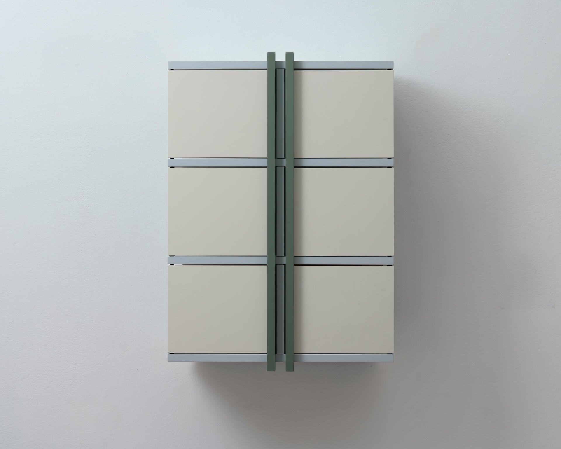 Cabinet where doors and shelves complete one another