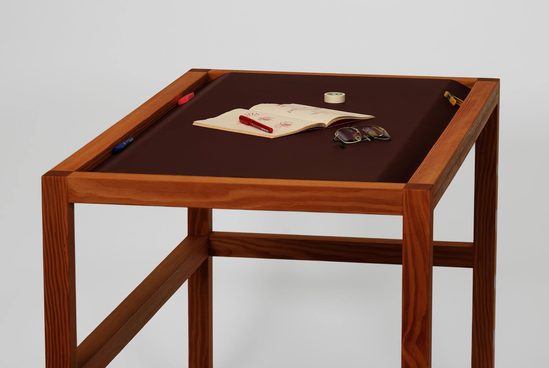Table with woven linoleum component that creates end pockets 