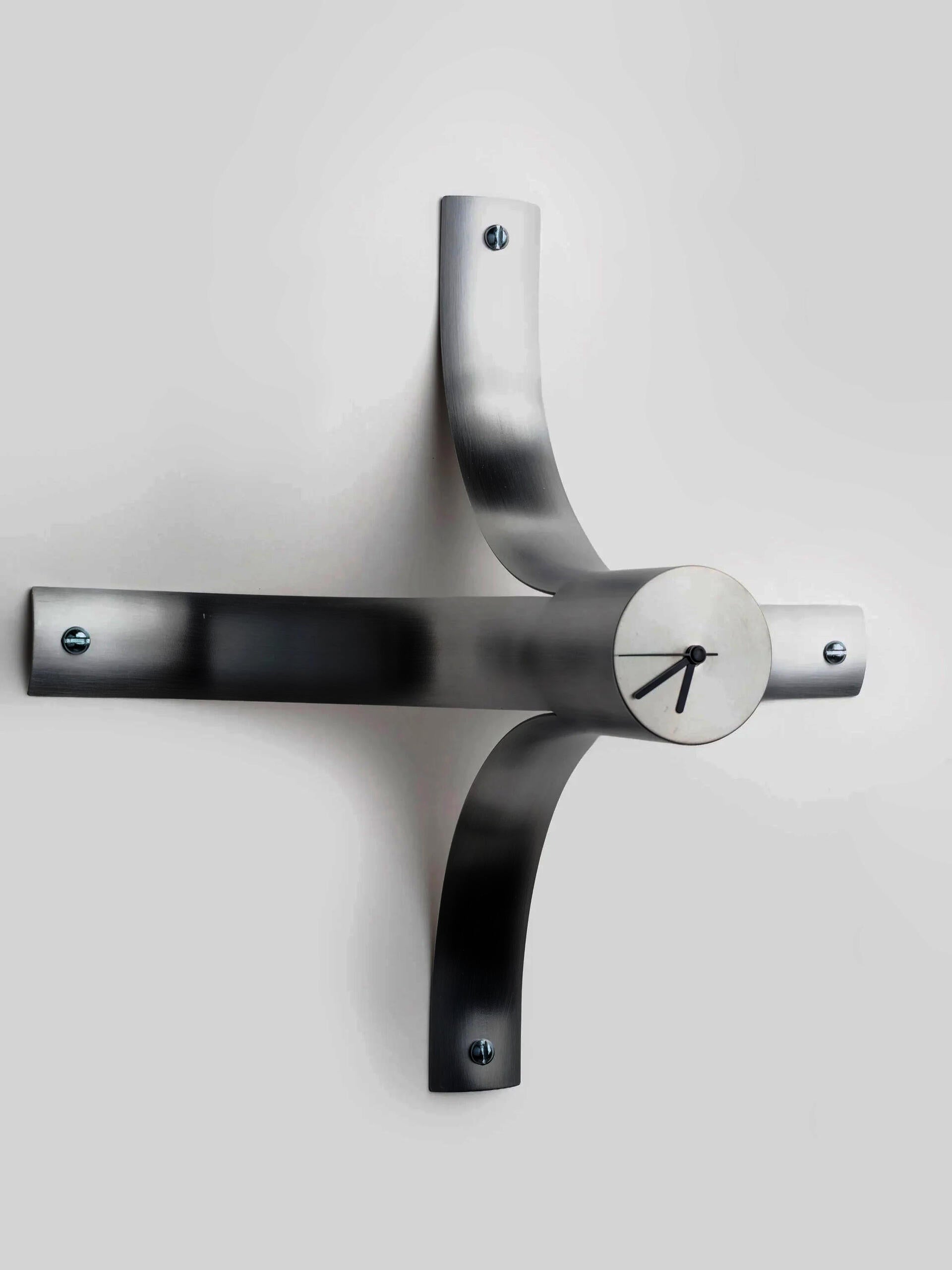Aluminum tube split in 4 and bent which creates its time markers. 