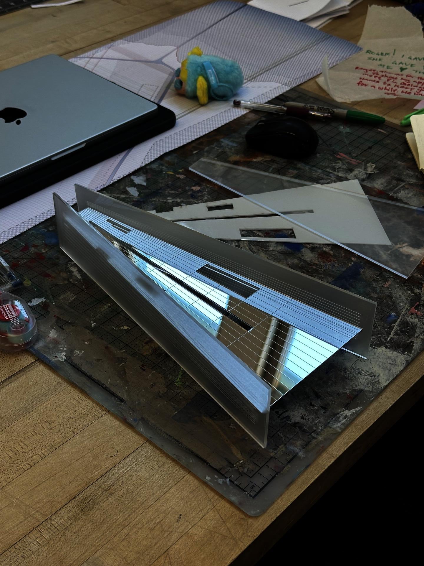 A device used to simulate two horizons through the manipulation of ground 