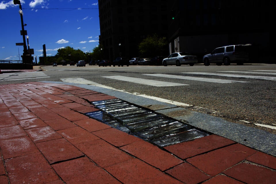Glass bricks are installed in the gaps where the bricks are lost