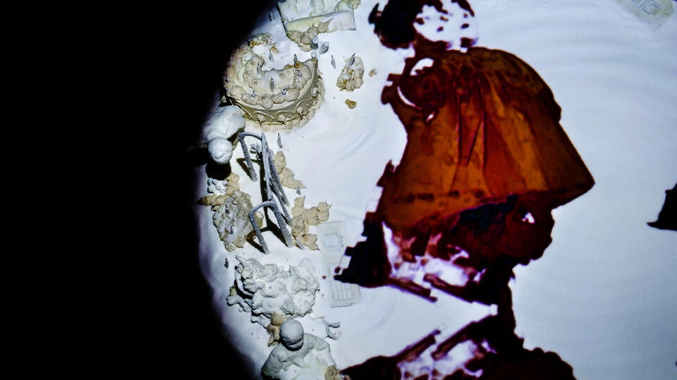 Photogrammetry animation projection installation on salt and birthday cake.