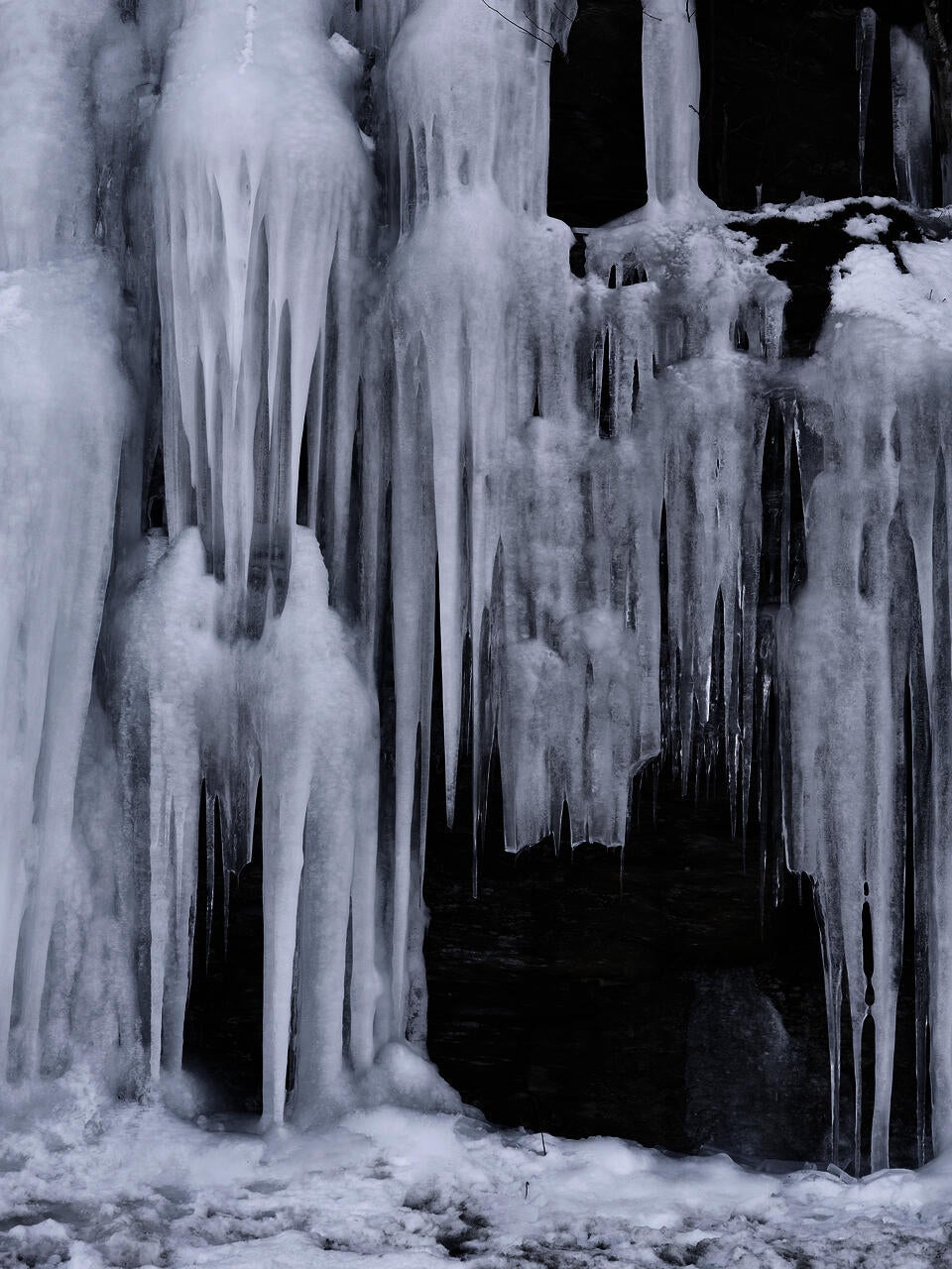 Icicles under the cliff.
