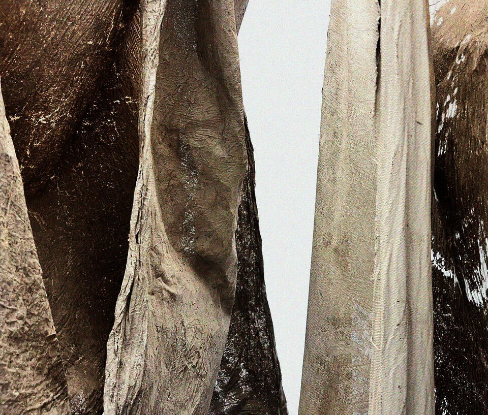 Projection, channel, and glass pieces organized in a multimedia installation