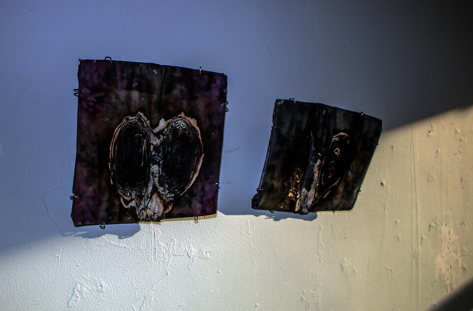 In glassblowing, pad paper shapes molten glass, imprinting bodily patterns. Burning signifies vitality and purification, revealing unseen layers. 'Carbonized Memories' explores memory's fragmentation, with paper as medium and witness